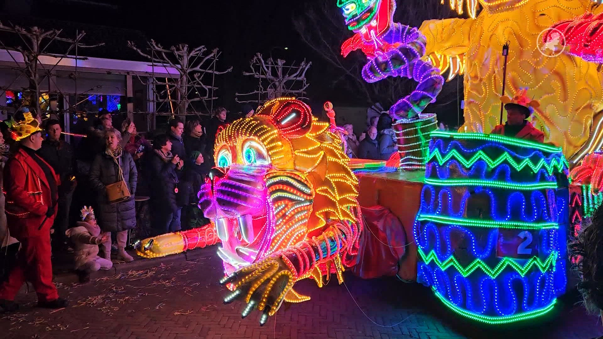 Duizenden mensen genieten van Twentse Verlichte Carnavalsoptocht in Tubbergen