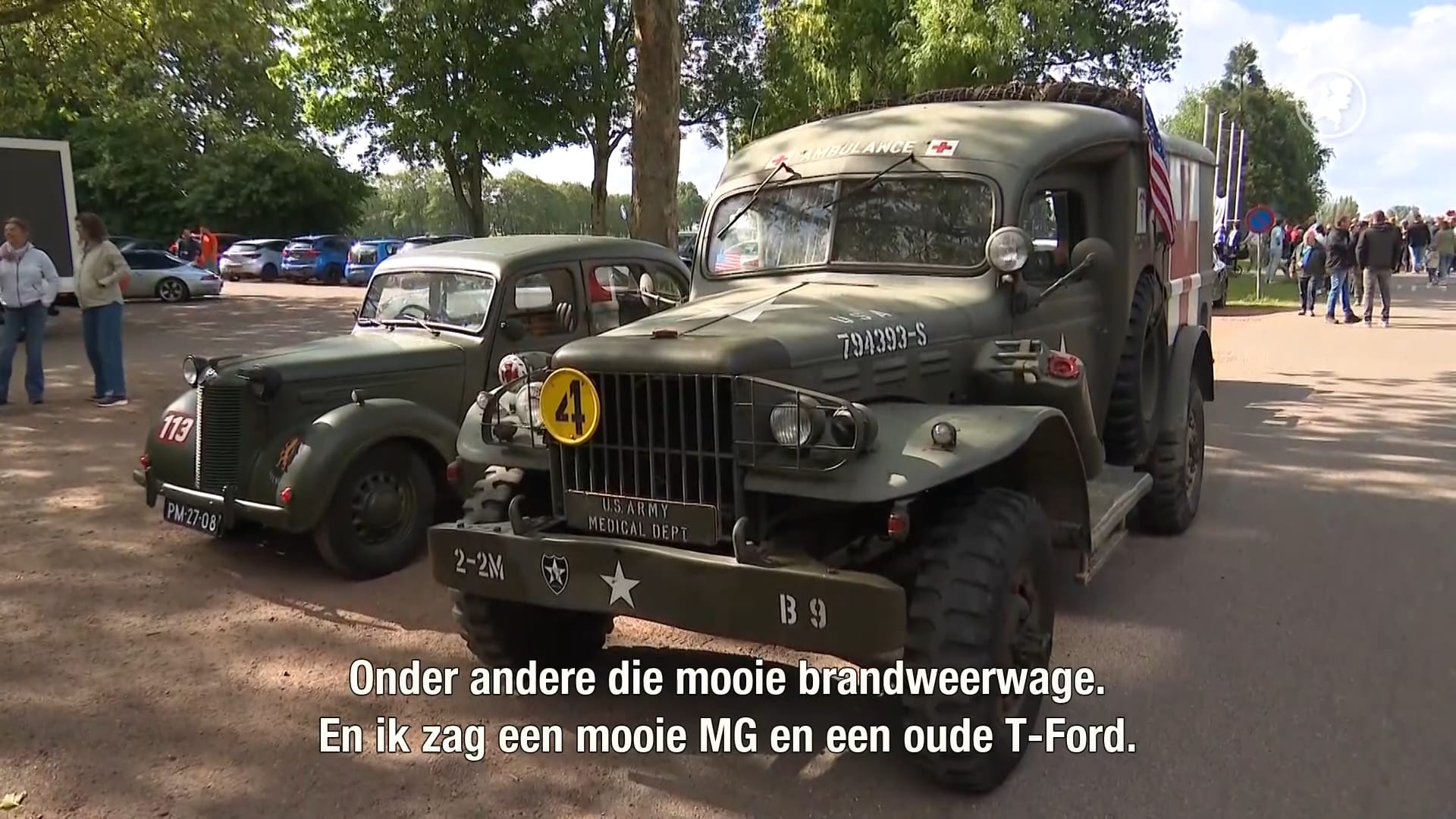 Optocht van historische voertuigen trekt veel bekijks in Hoeksche Waard