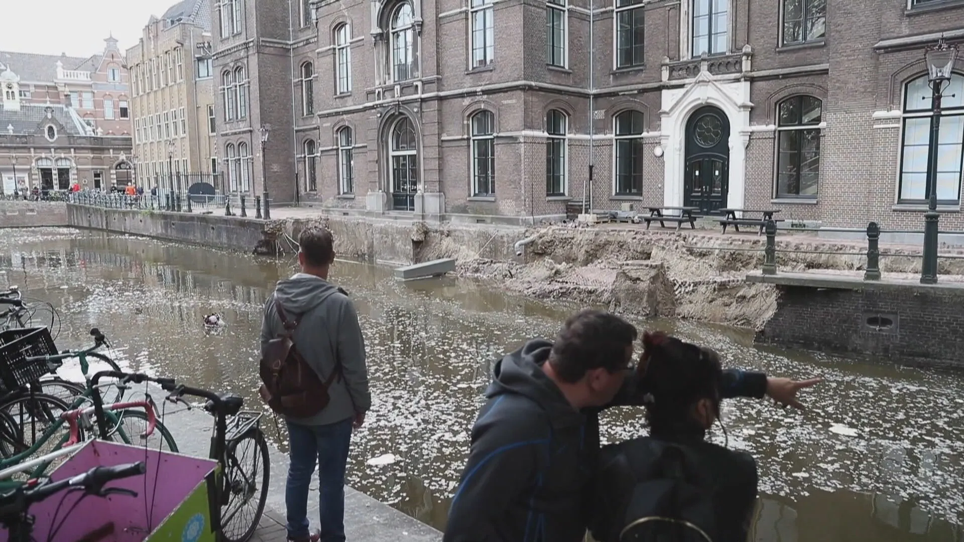 Deel Amsterdamse kade stort in na jarenlange verwaarlozing