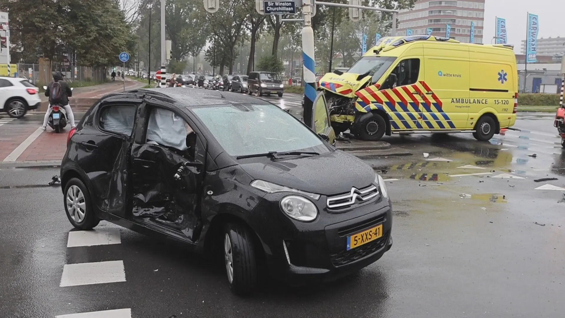 Ambulance met spoed botst op personenauto in Rijswijk: één gewonde