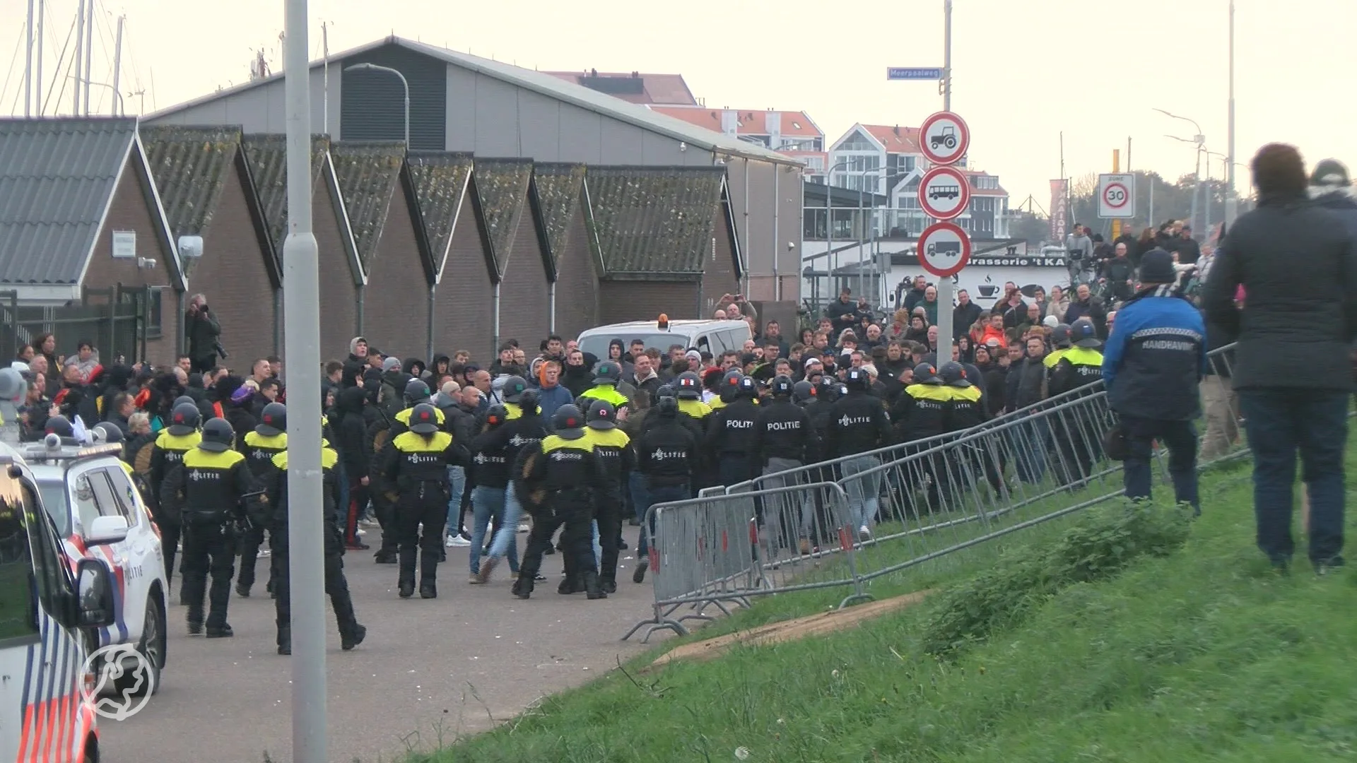 Vier aanhoudingen in Yerseke voor gooien stenen, eieren en appels naar KOZP
