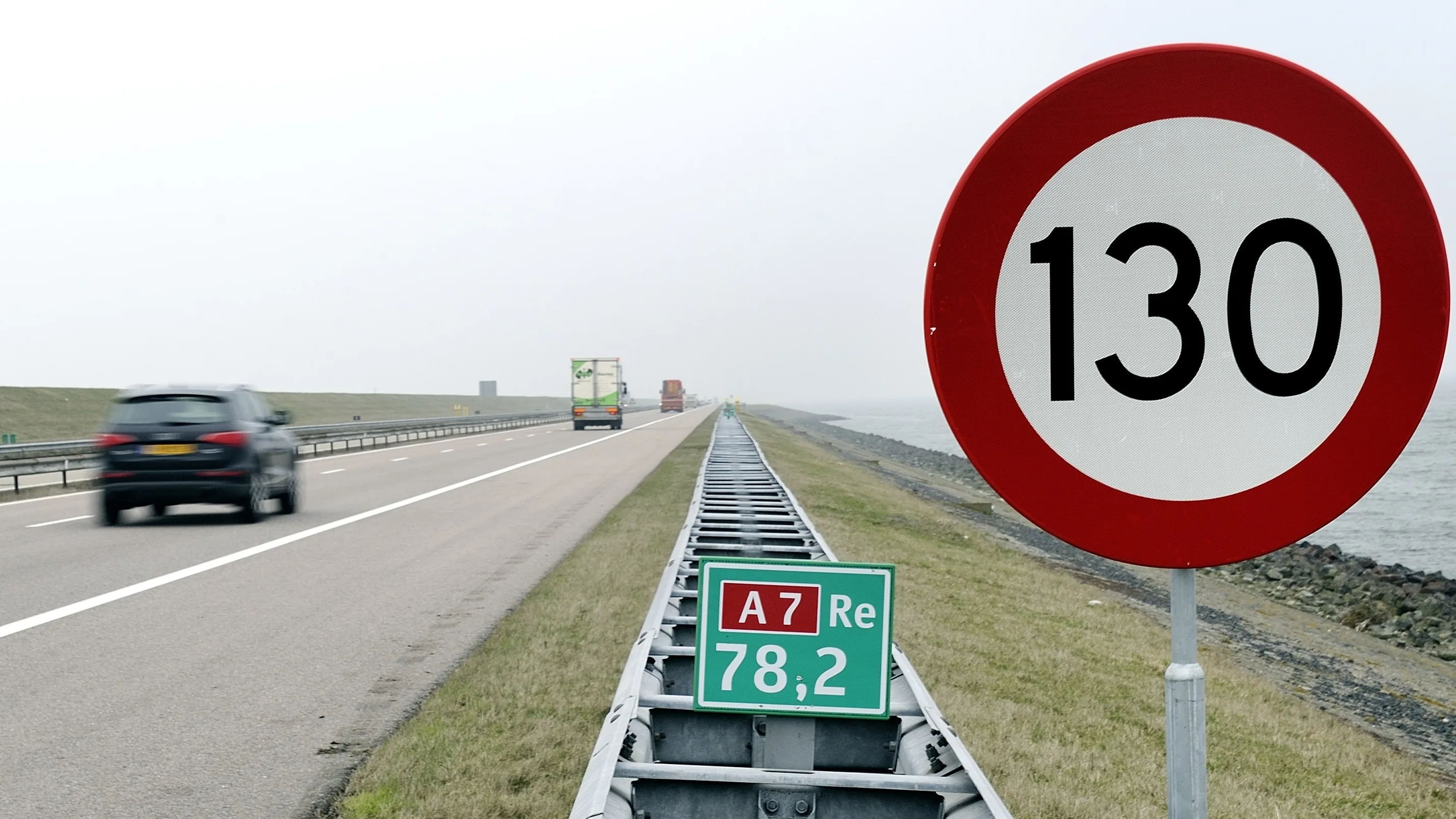 Afsluitdijk in een richting dicht door storing aan sluizen