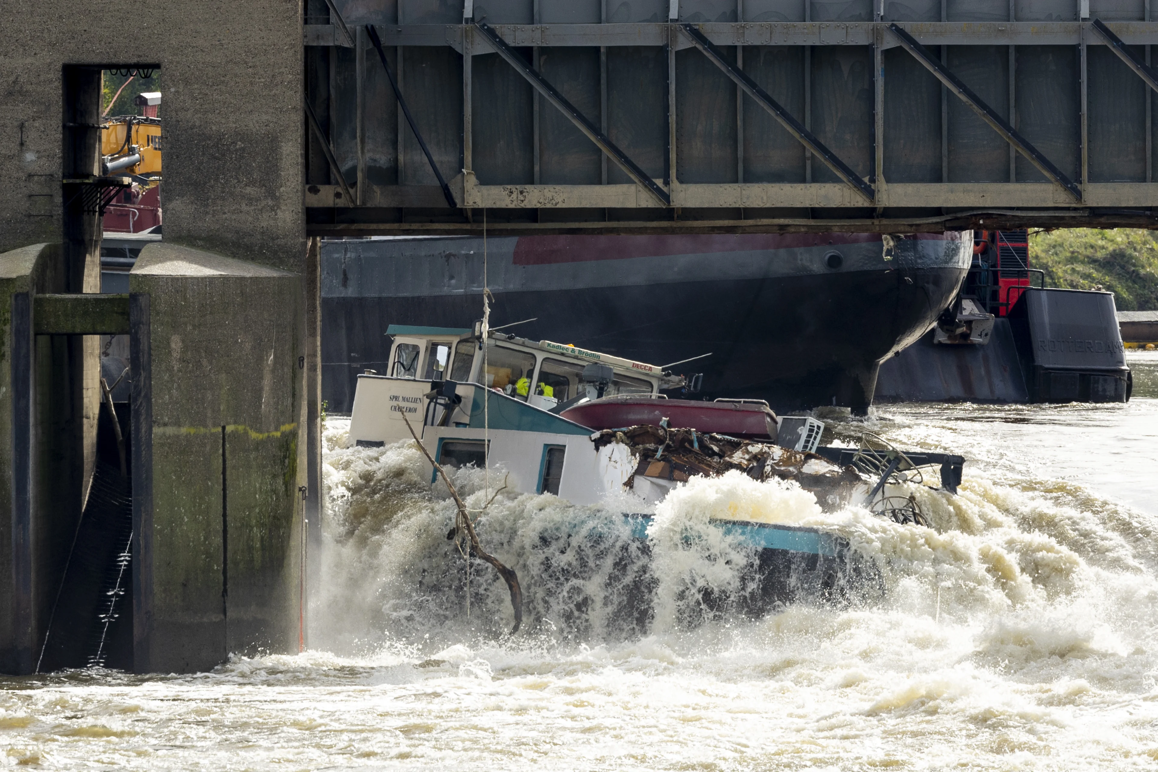 Gezonken vrachtschip Borgharen leeggepompt en losgetrokken