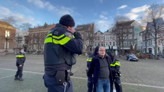 Bekende demonstrant Huig Plug opgepakt voor overtreden contactverbod Rutte