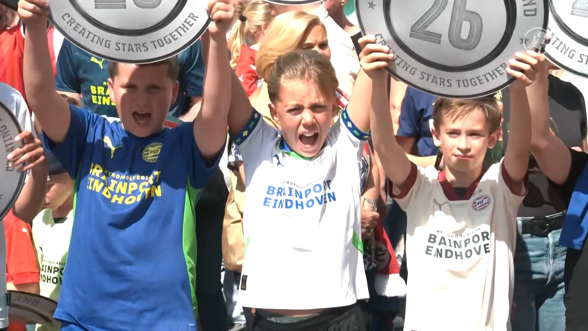 Fans uitzinnig bij huldiging PSV op Stadhuisplein