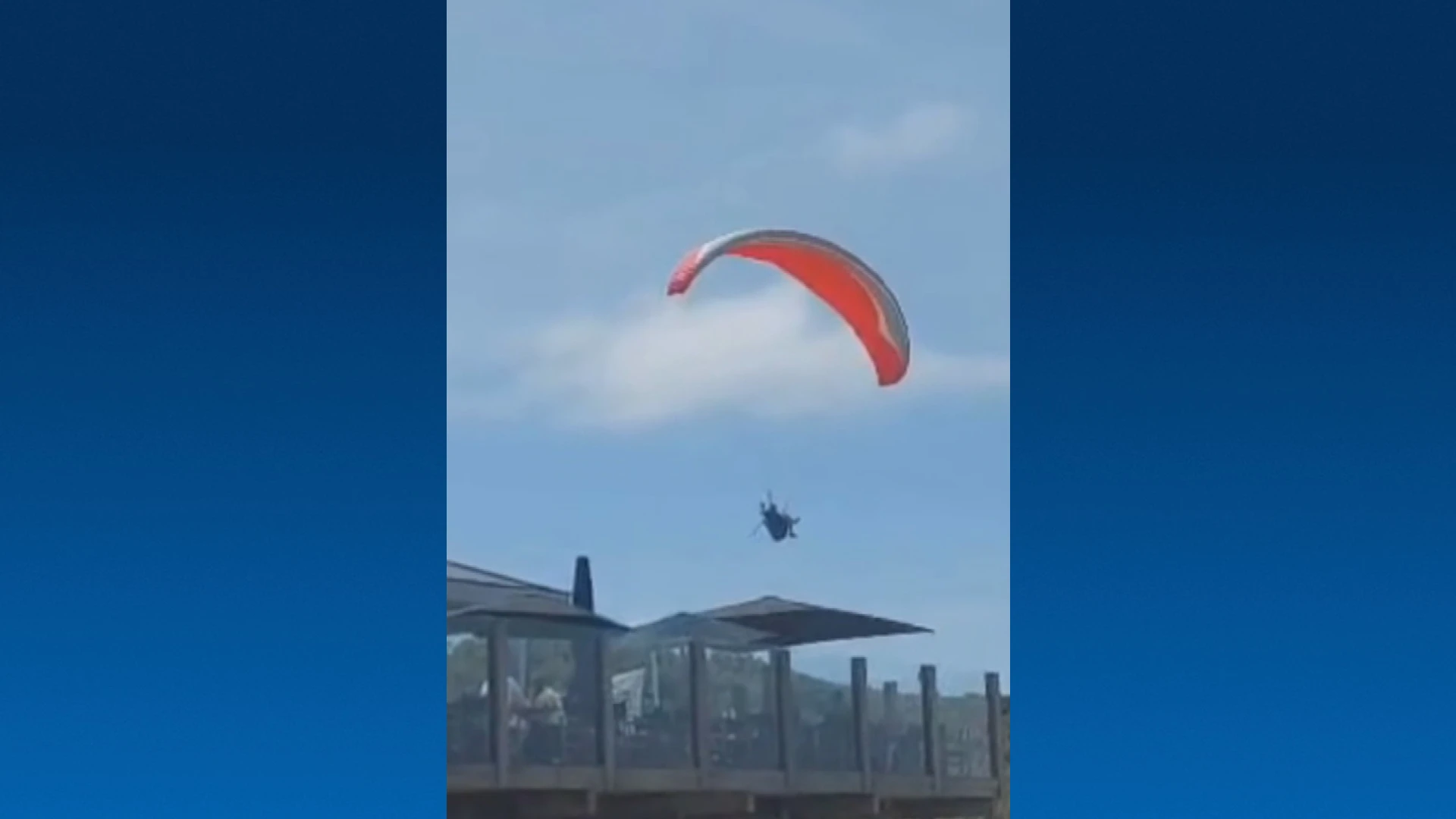 Paragliders vliegen rakelings over strandgangers, gemeente grijpt in