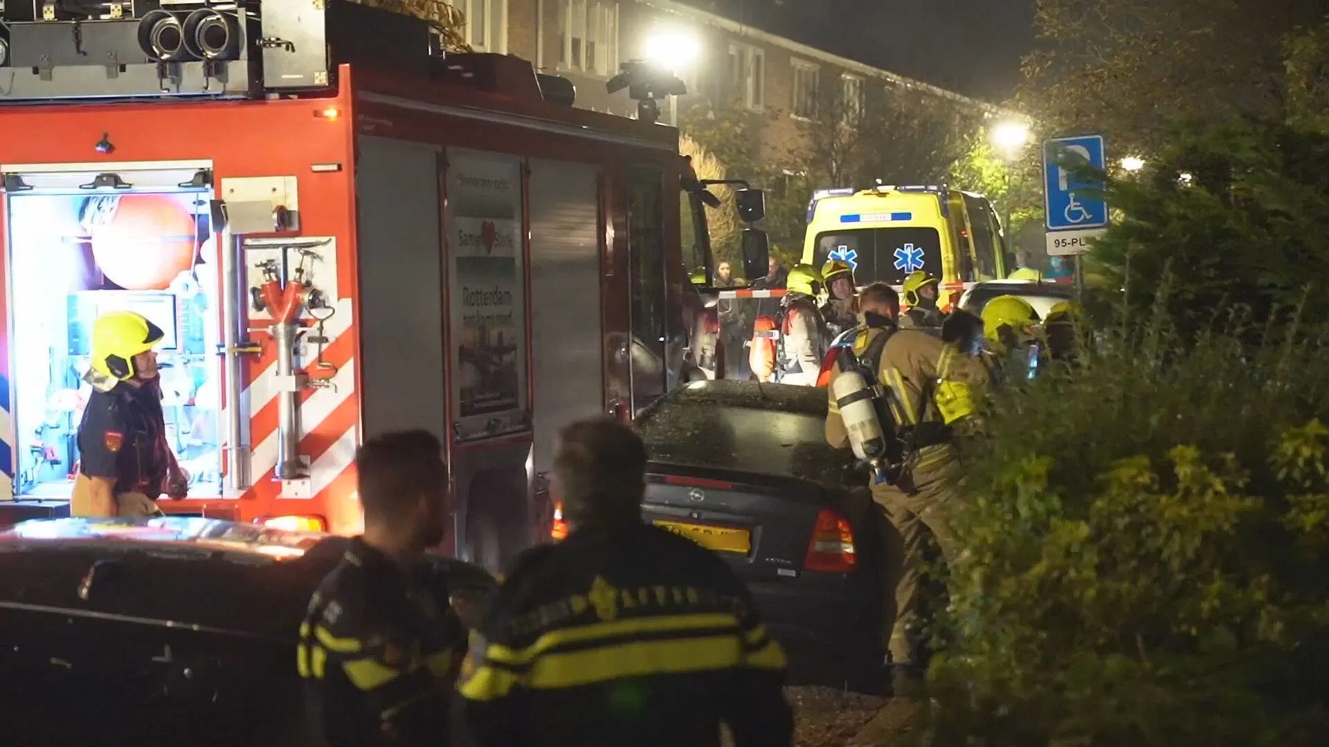 Zware explosie in woonwijk Rotterdam: tientallen ruiten gesneuveld, auto's beschadigd