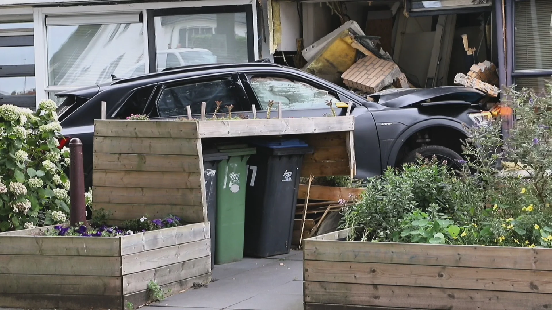 Auto rijdt huis Tiel binnen, elf woningen ontruimd: 'Trillen op mijn benen'