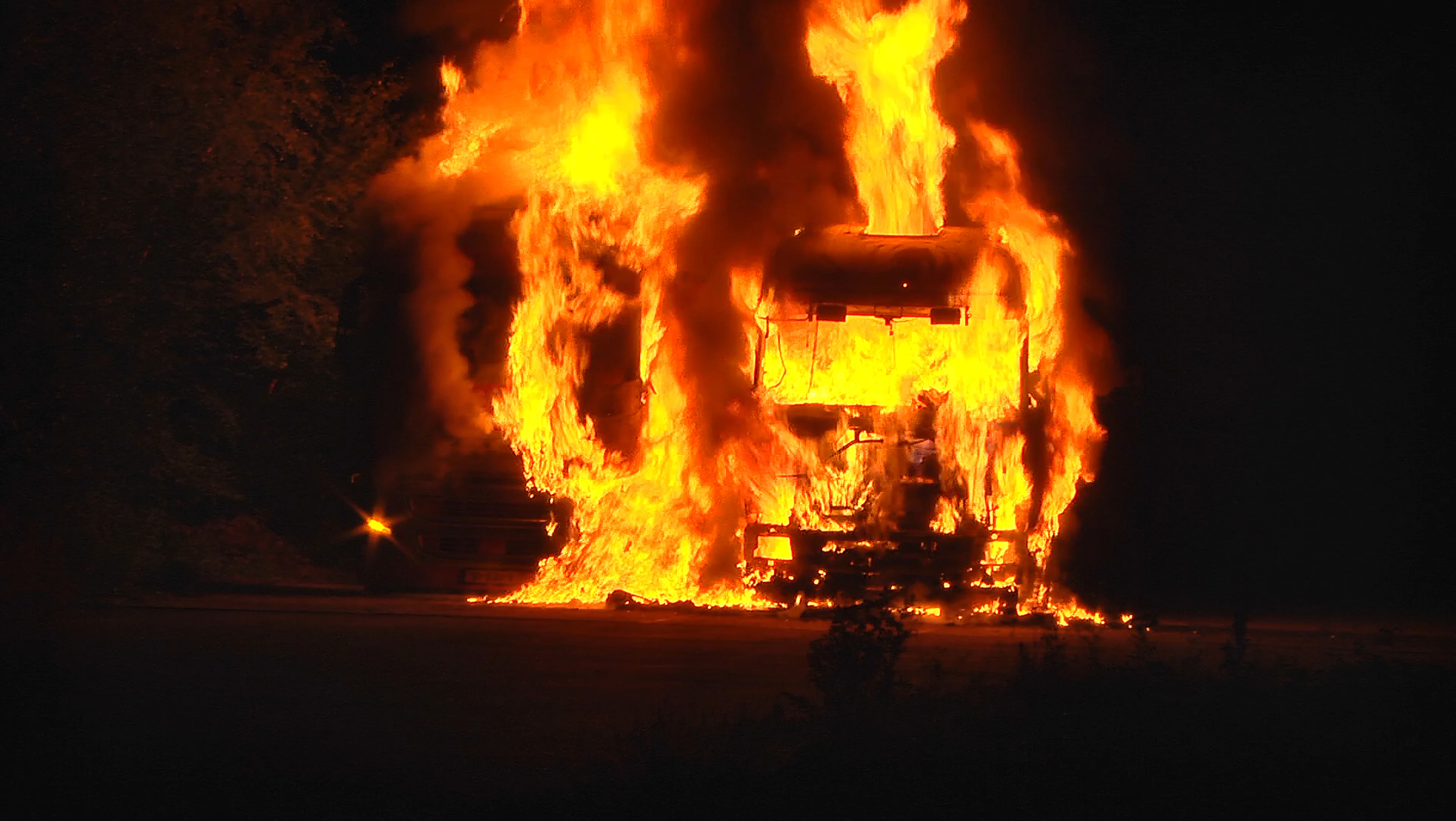 Twee vrachtwagens volledig verwoest door brand in Hoogeveen