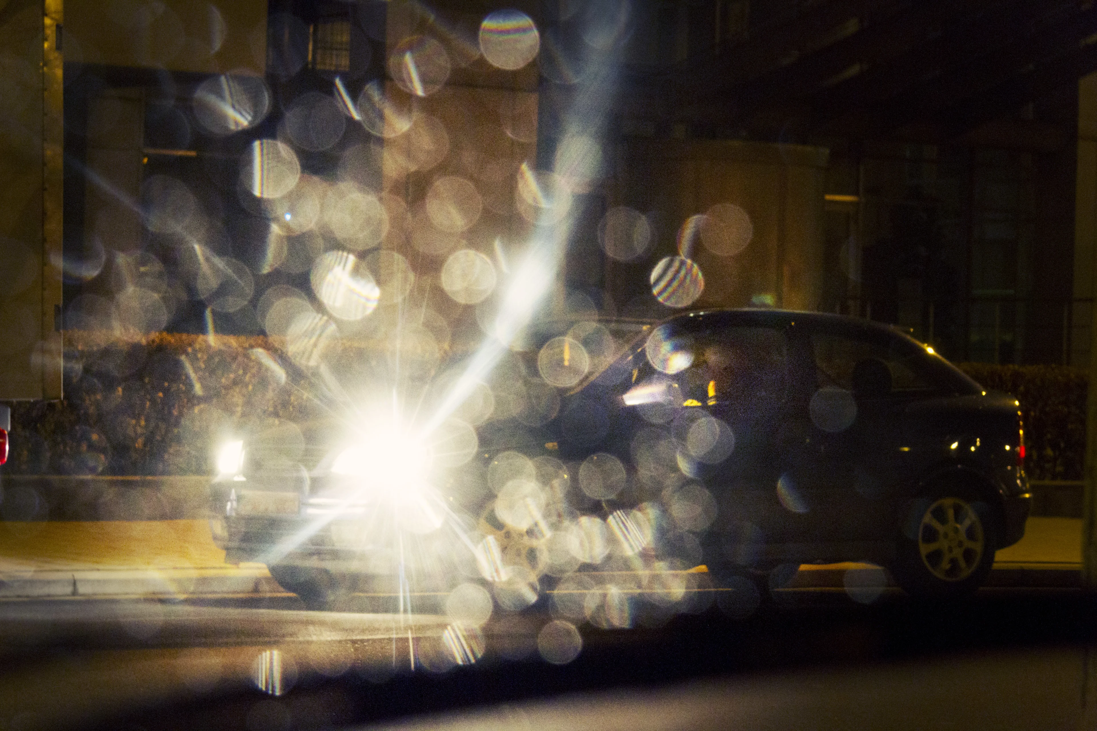 Tilburger (26) dealt drugs vanuit auto met dreumes op de achterbank