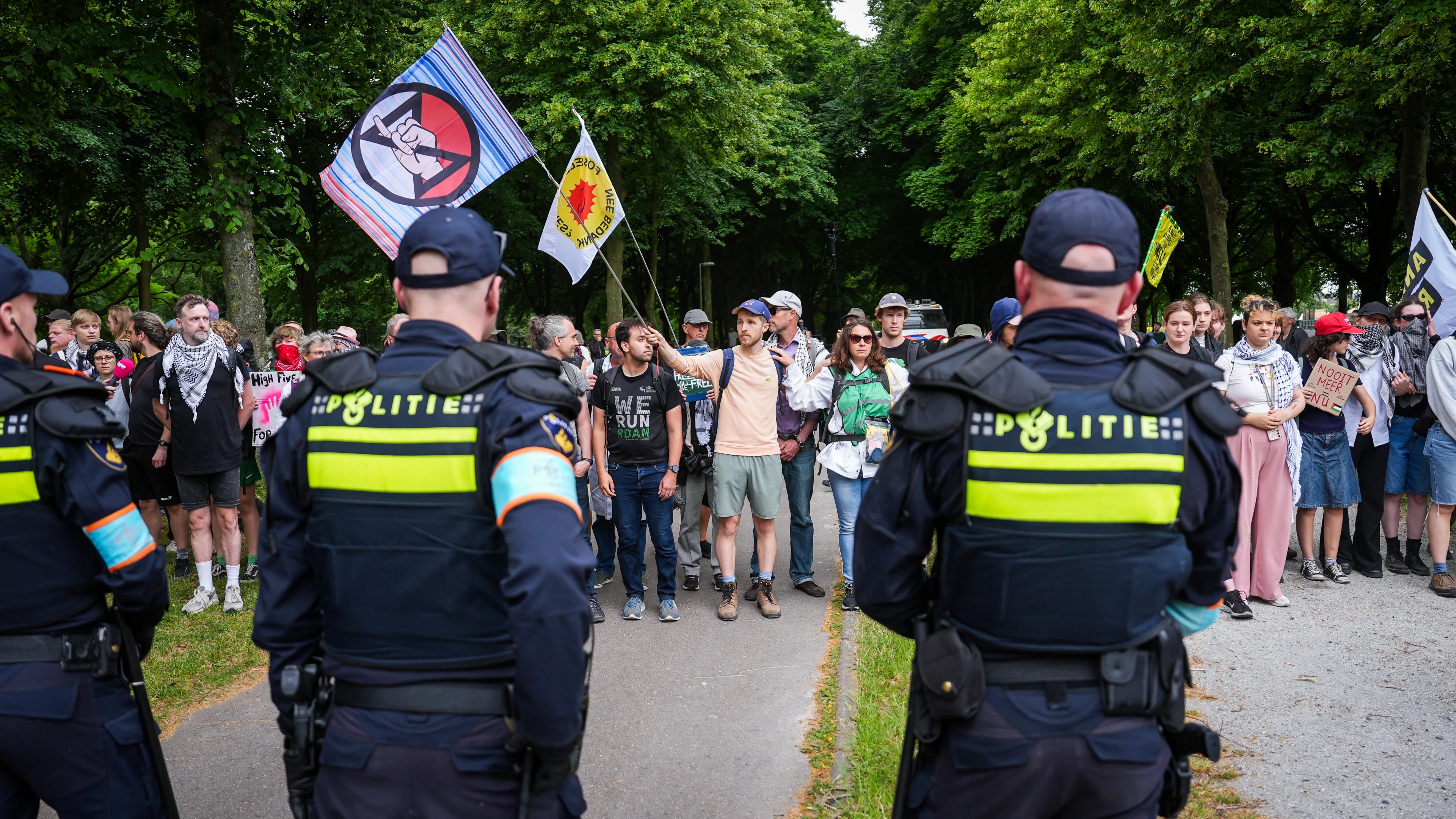 Klimaatactivisten proberen A12 Den Haag te blokkeren, politie grijpt in