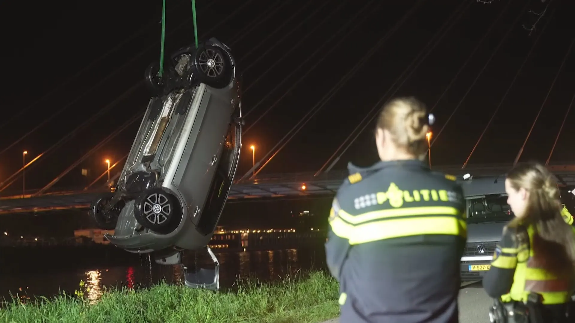 Fietser ernstig gewond na aanrijding, auto van dader mogelijk gedumpt in kanaal