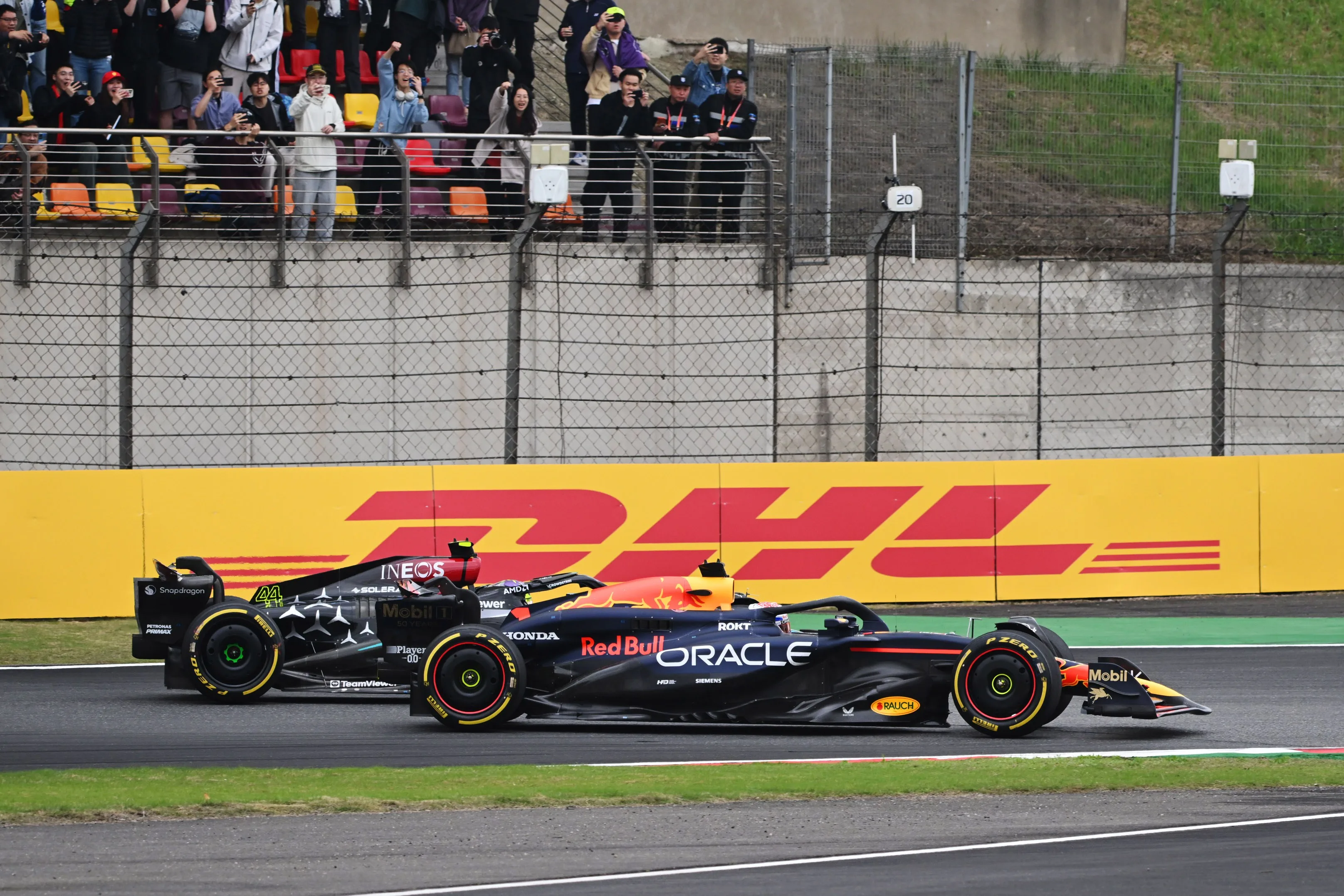 Max Verstappen is weer de snelste en pakt in China voor vijfde keer de pole