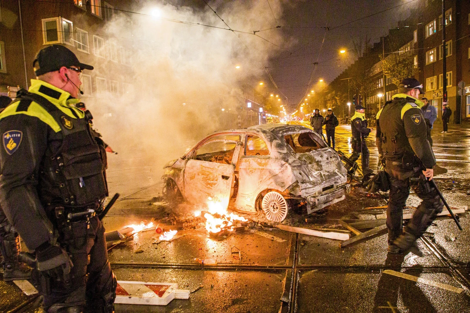 Politievakbond woest over rellen na WK-winst Marokko: 'Losers die rotzooi maken'