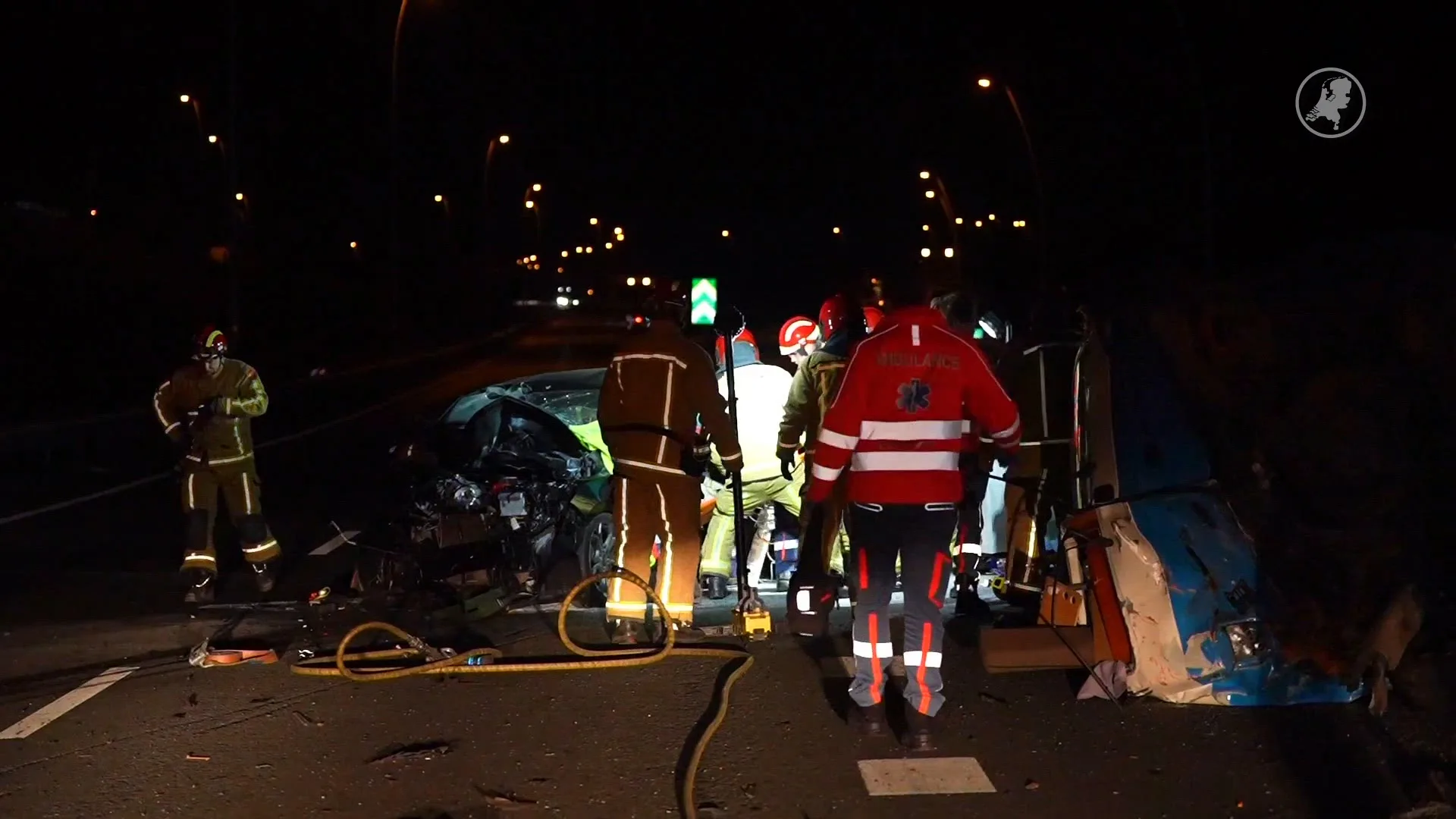Enorme ravage na ongeluk op A2: auto en bestelbus botsen, snelweg dicht