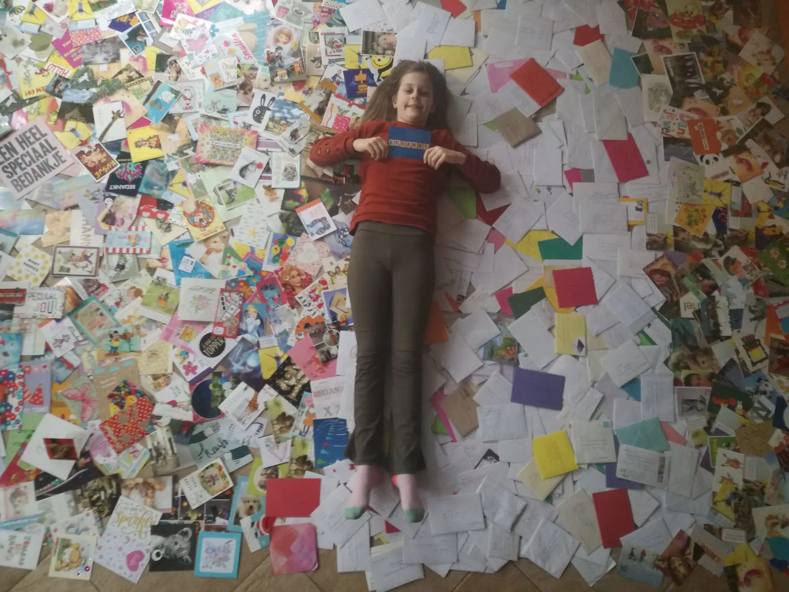 9-jarige Britt krijgt bijna 1000 kerstkaarten: 'Het hele huis hangt vol' 