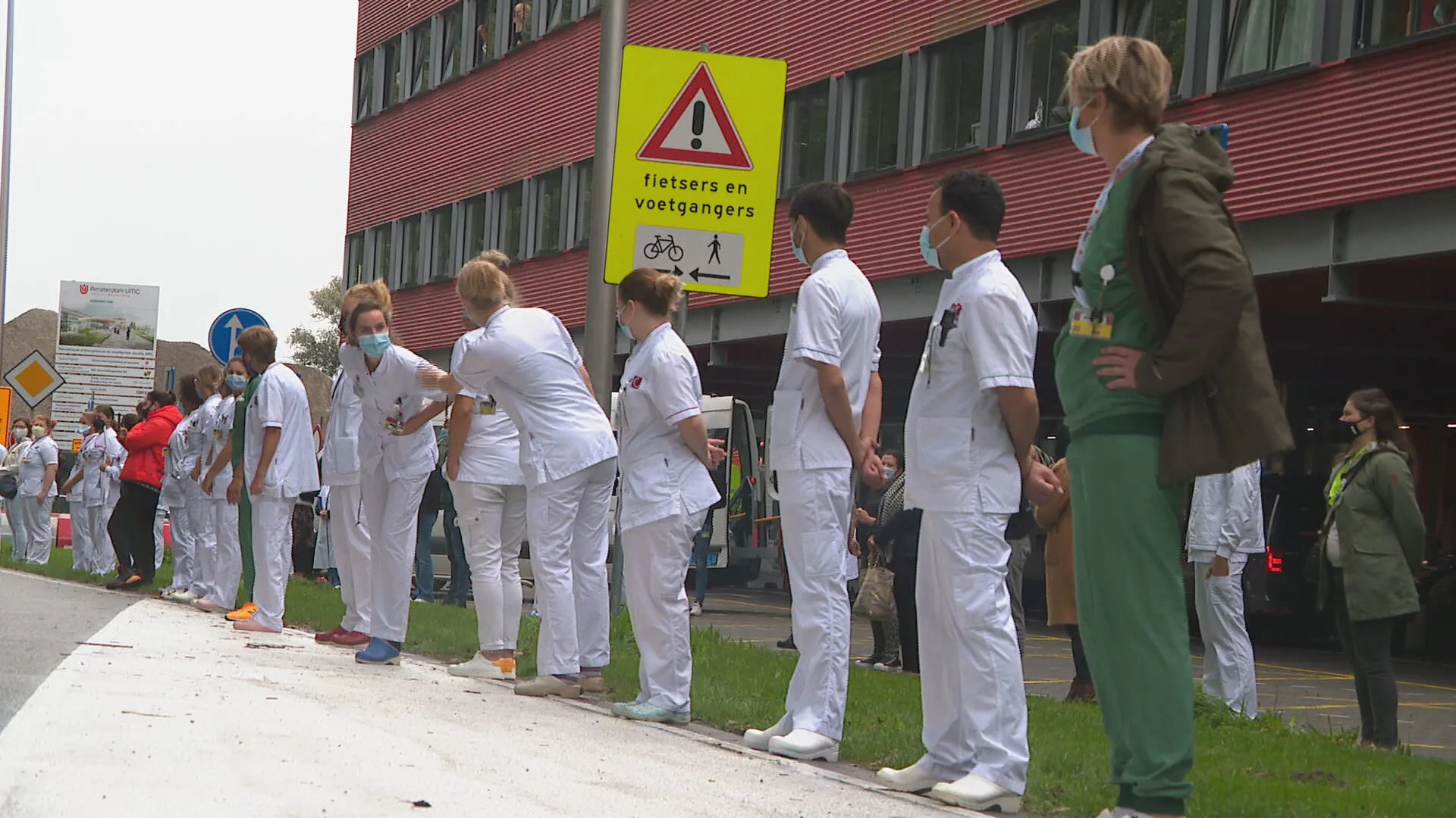 Zorgmedewerkers van Amsterdam UMC vormen lint voor hoger salaris