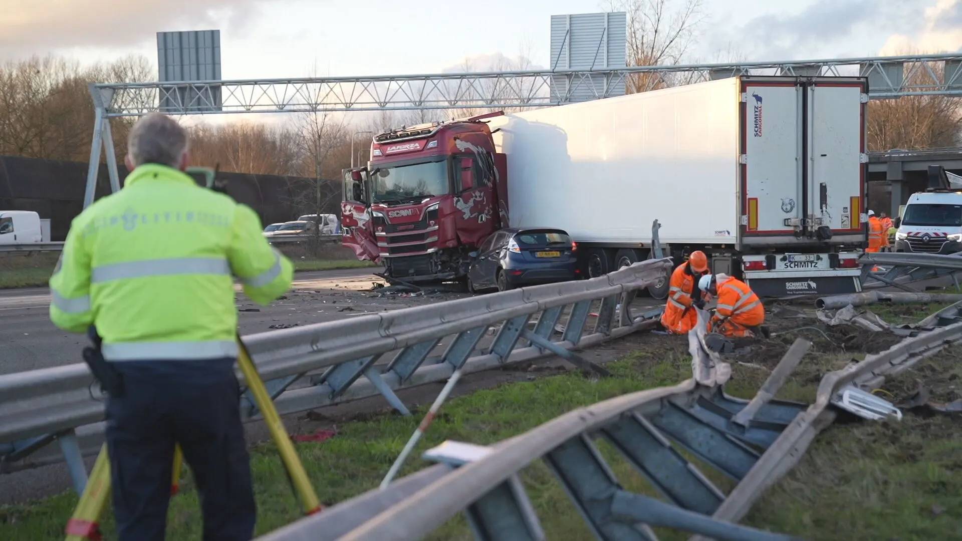 A16 bij Ridderkerk hele nacht dicht na groot ongeluk met vrachtwagen