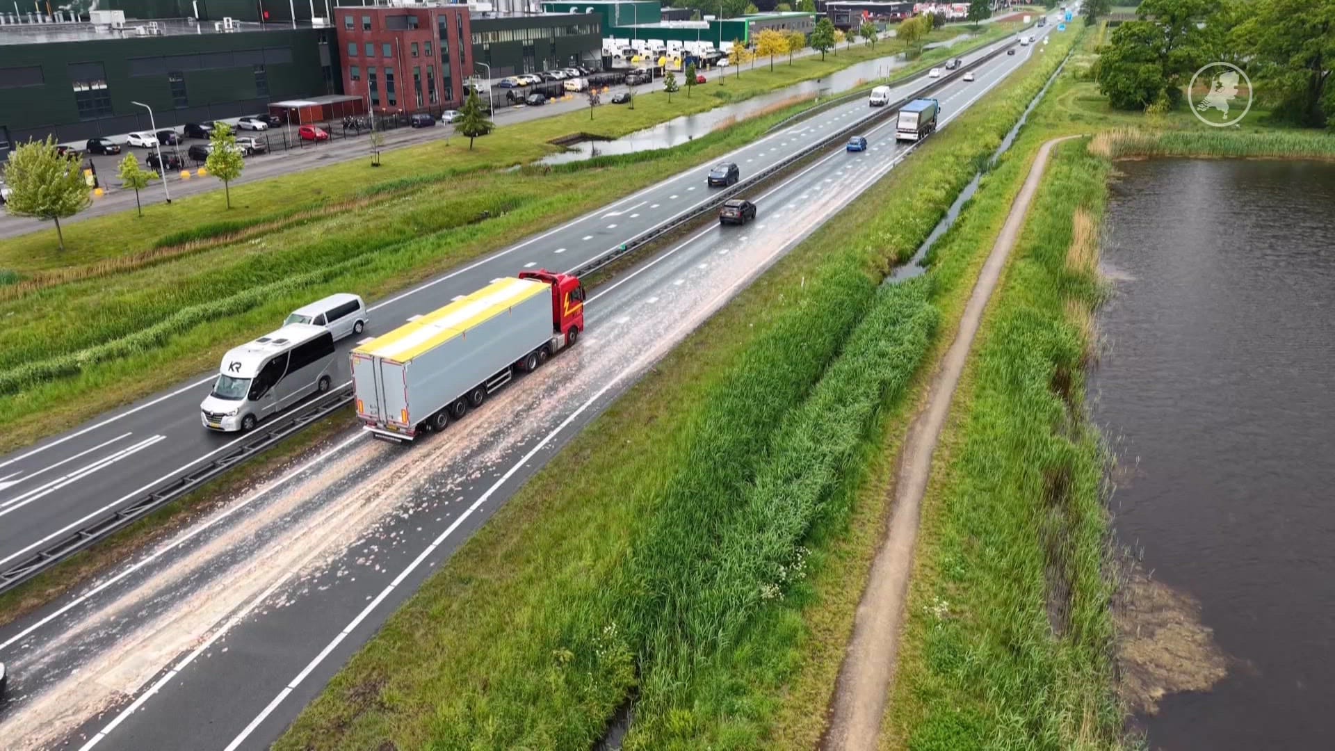 Vrachtwagen verliest slachtafval, vertraging op N36 bij Almelo
