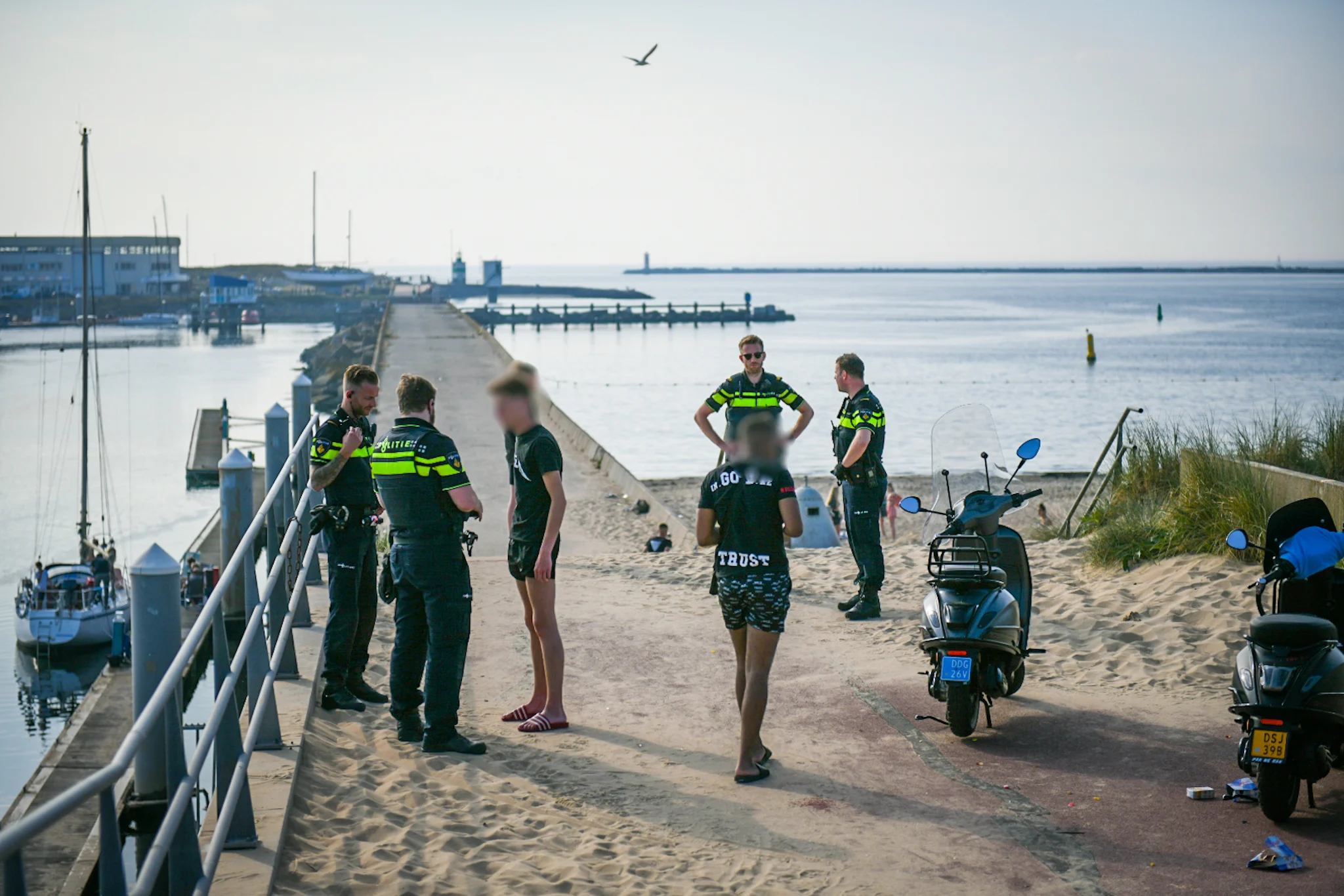 Boa's belaagd door groep jongeren bij het strand van IJmuiden