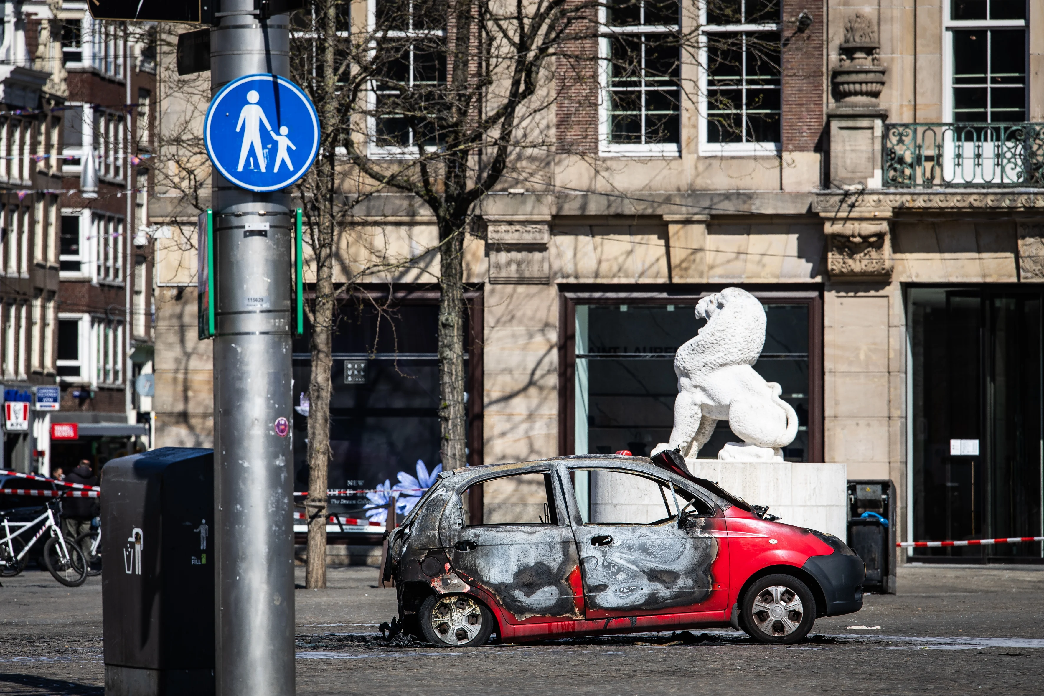 Man (50) die auto in brand stak op Dam is overleden