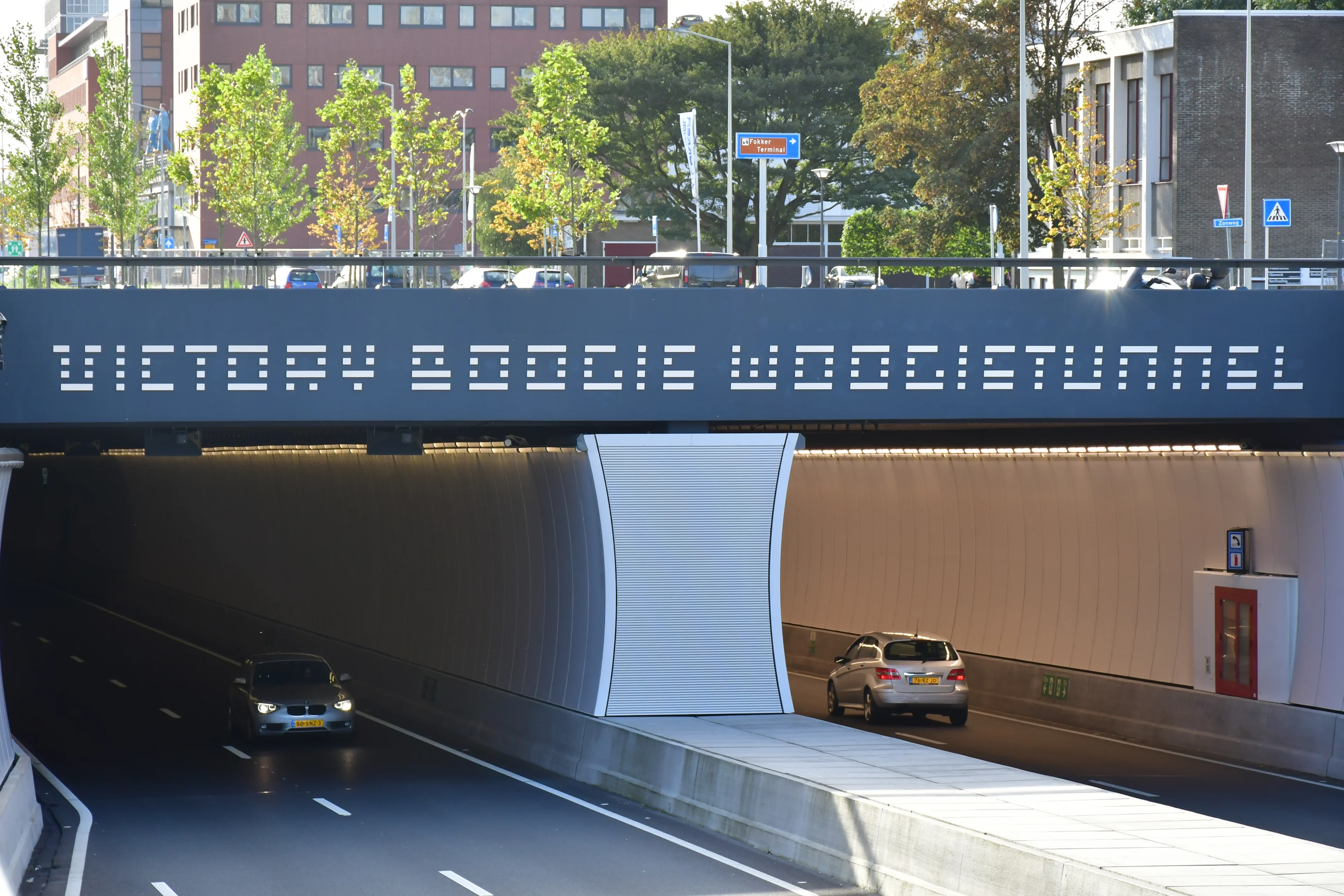 Snelheidsduivel scheurt door tunnel, verliest rijbewijs en auto