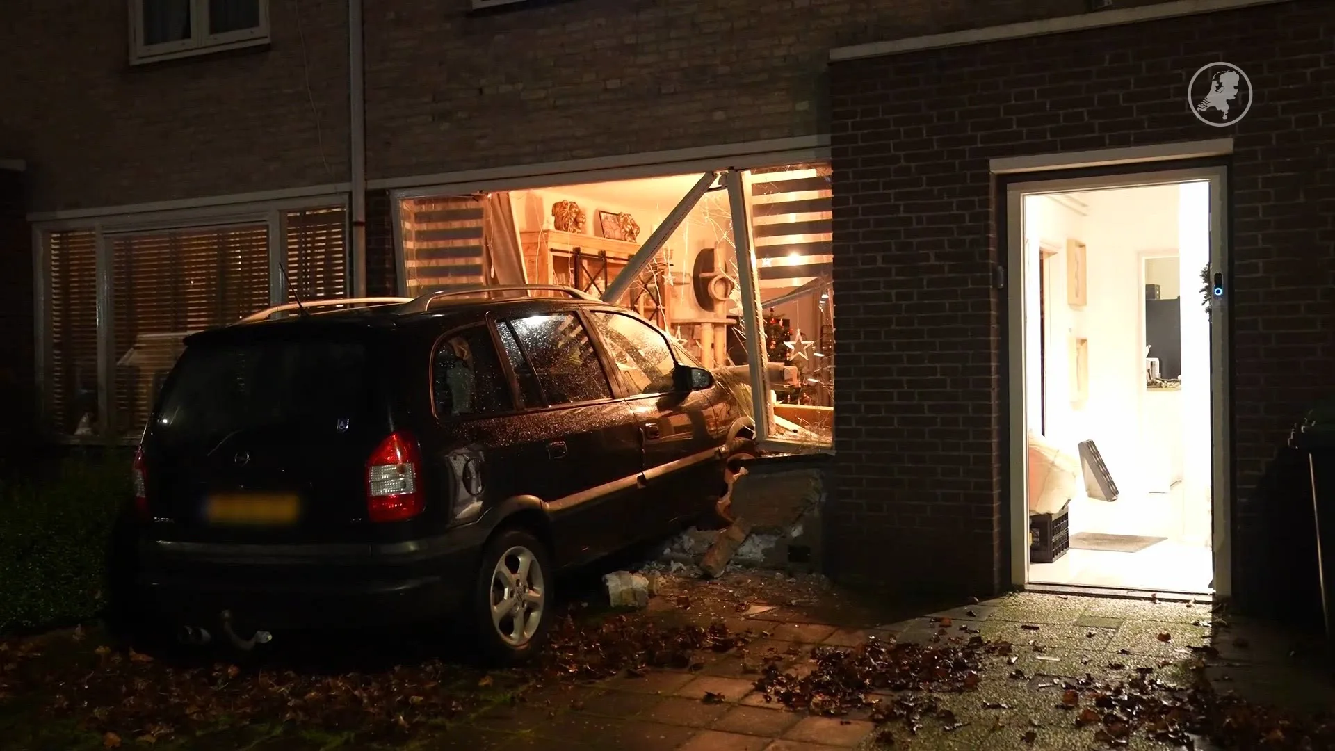 Automobilist knalt door pui van woning in Oss en zorgt voor grote ravage