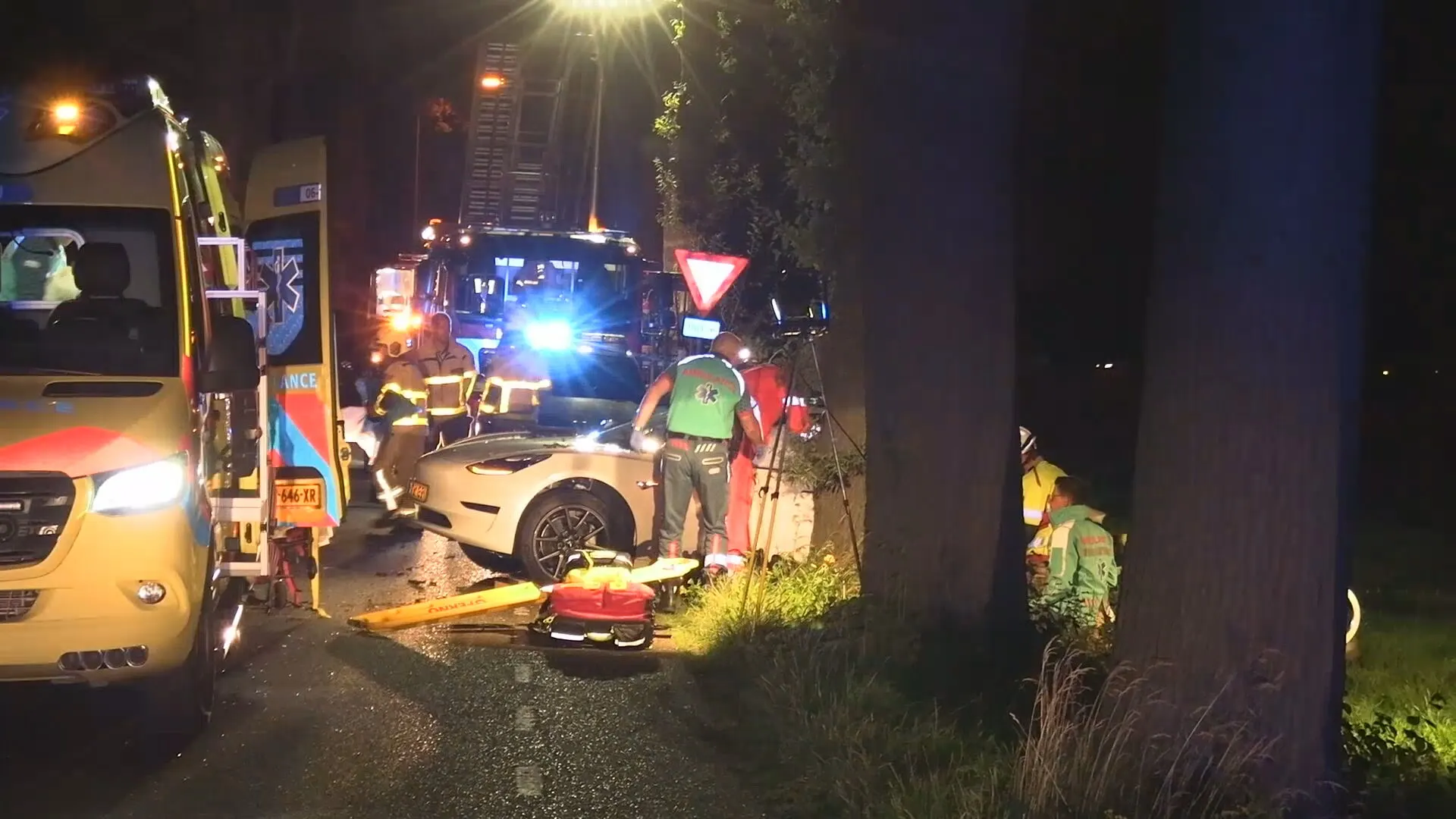 Dode en gewonde door botsing auto tegen boom bij Silvolde