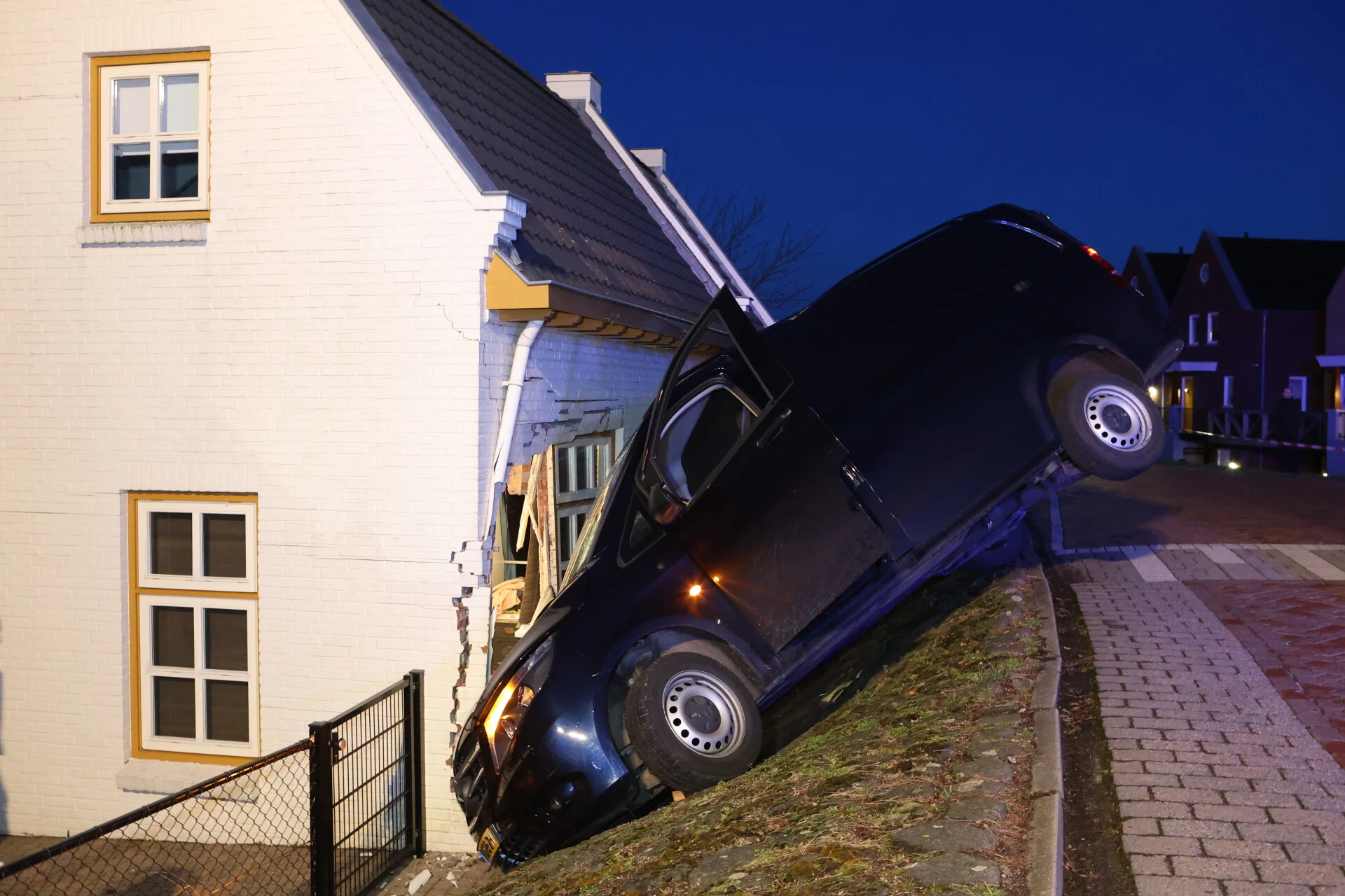 Bestuurder (22) opgepakt van bestelbusje dat woning in Kerkdriel ramde