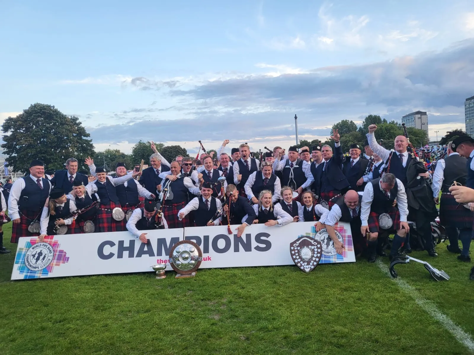 Thijs blaast als wereldkampioen doedelzak spelen iedereen omver