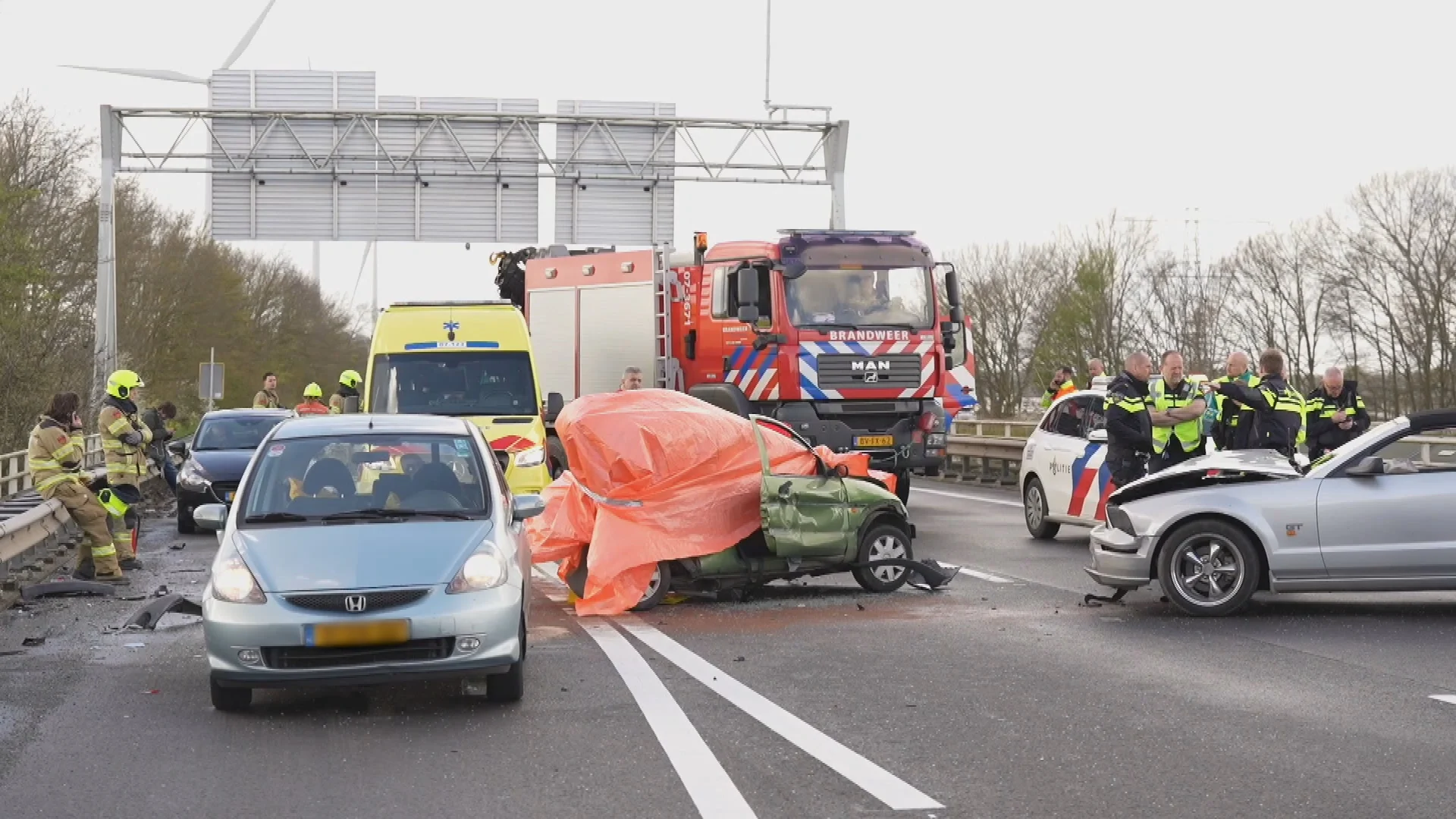 Dode bij kop-staartbotsing op A15 bij Valburg, snelweg afgesloten
