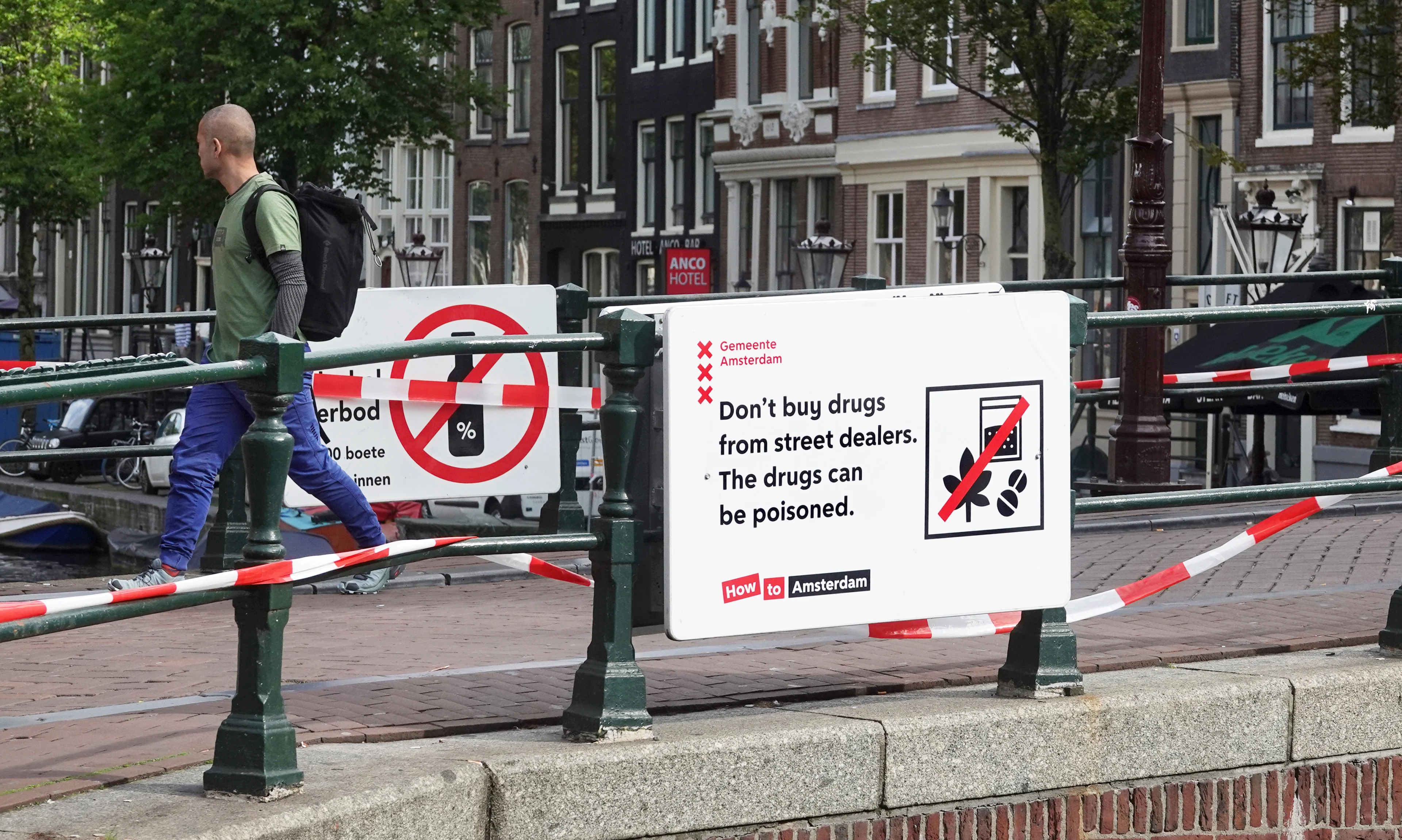 Toerist (18) weigert nepdrugs en krijgt rake klappen in Amsterdam