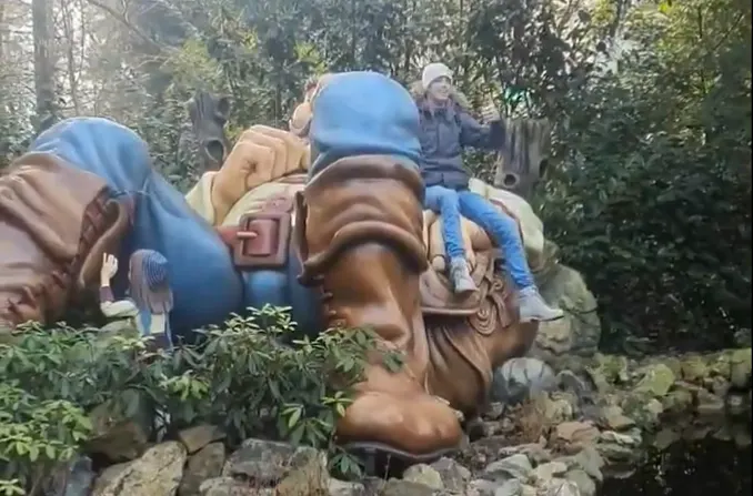 Verontwaardiging om Klein Duimpje-klimmer Efteling: 'Gelijk park uitzetten'