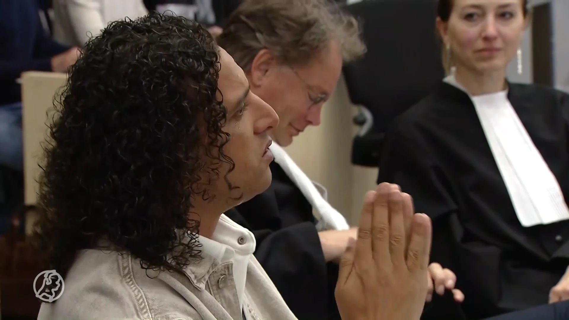 Zeer emotionele Ali B in rechtbank: 'Ik ga bidden voor die vrouwen'