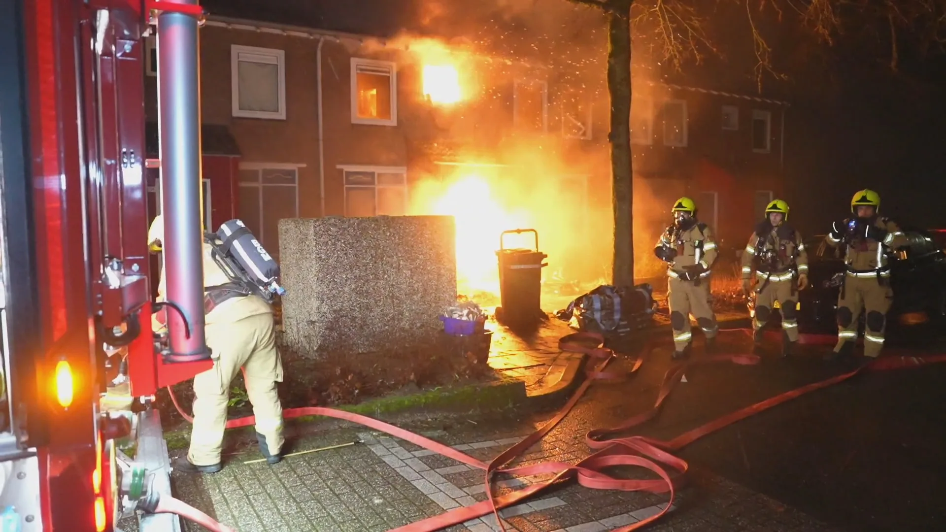 Meerdere woningen onbewoonbaar na felle brand in Dieren