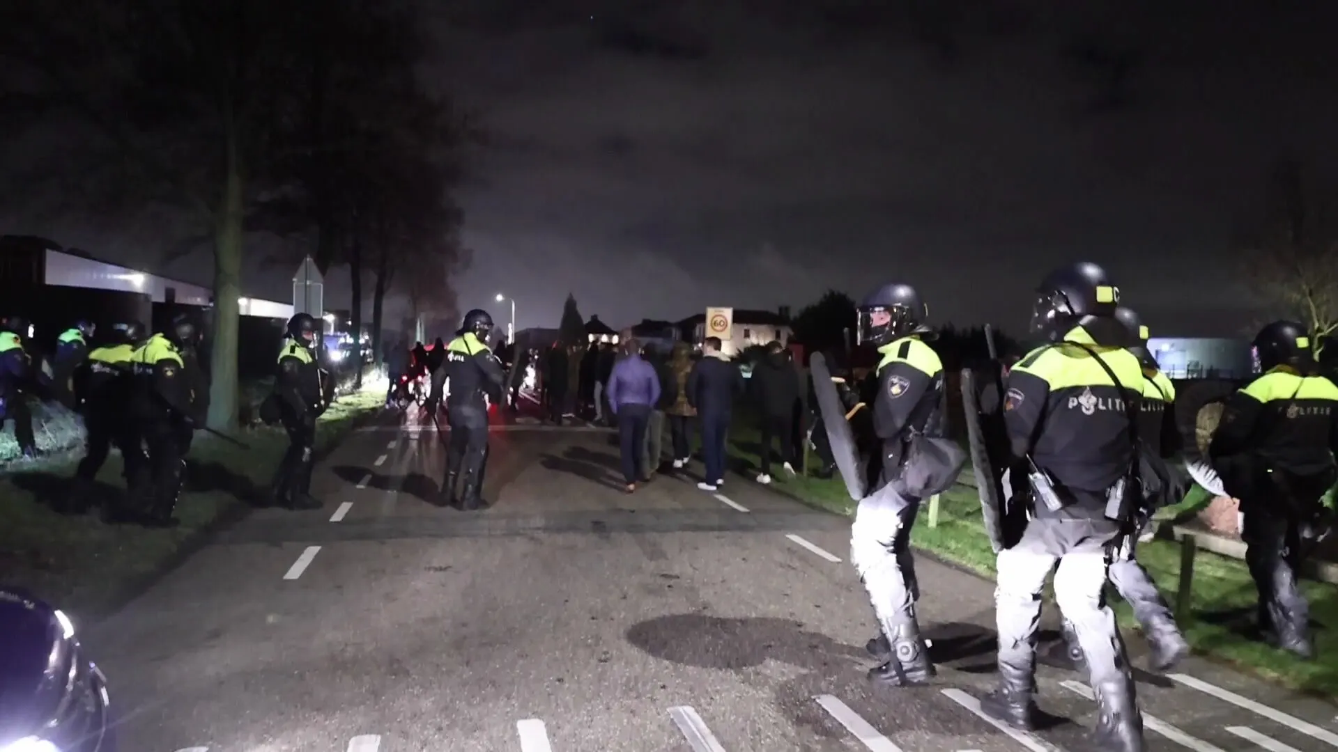 Maat vol voor politiebonden na bekogelen hulpverleners bij brand Poeldijk