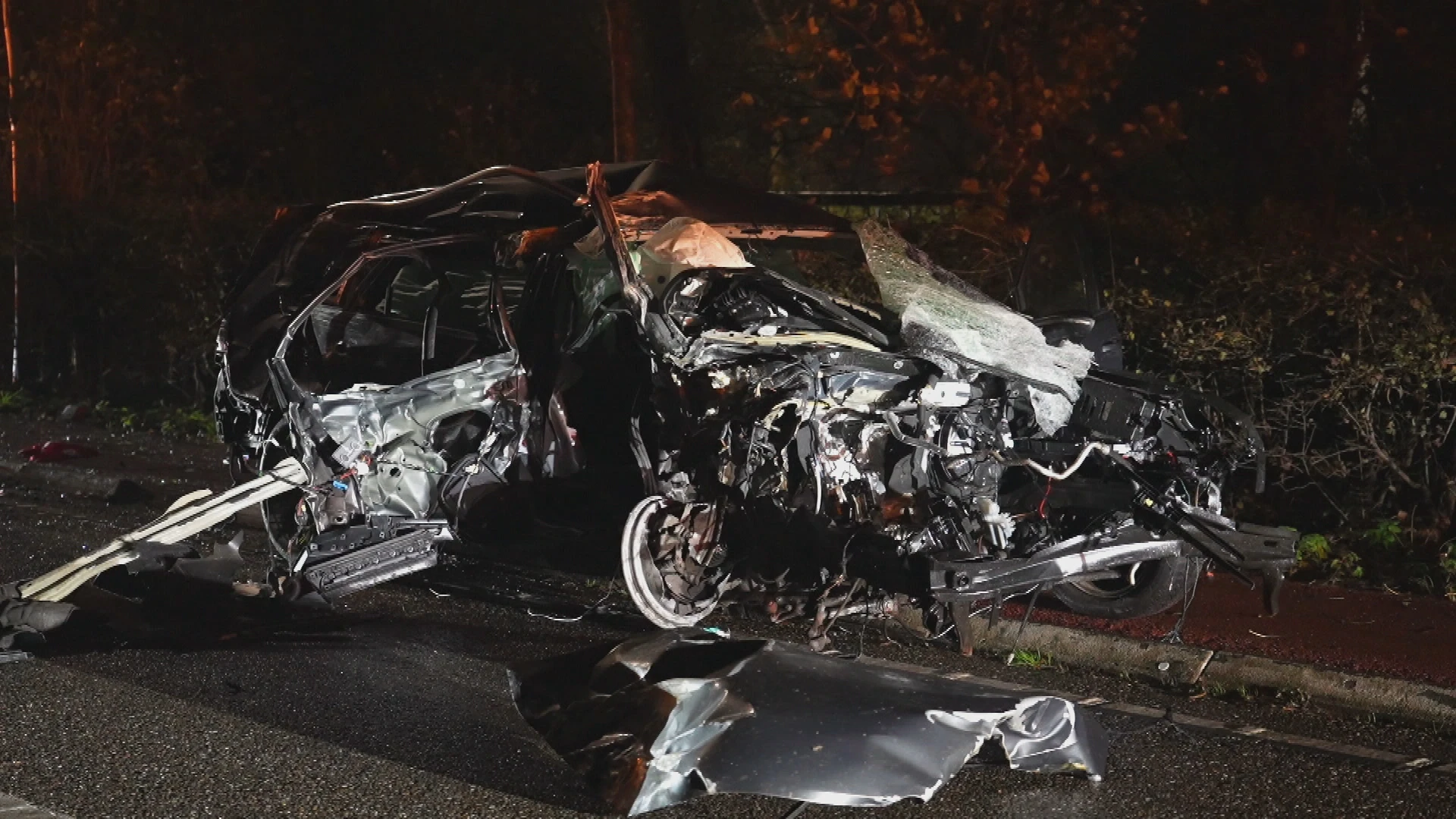 'Enorme ravage in Oosterhout: auto klapt op twee bomen na achtervolging'