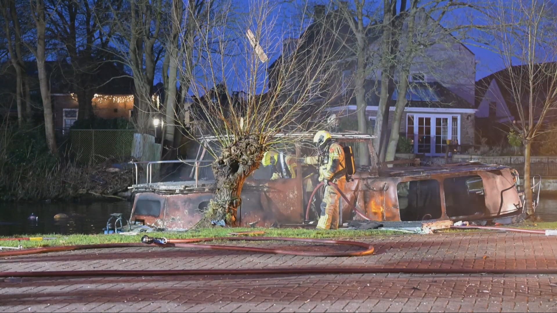 Woonschip zinkt na brand in Haastrecht, slachtoffer zwaargewond