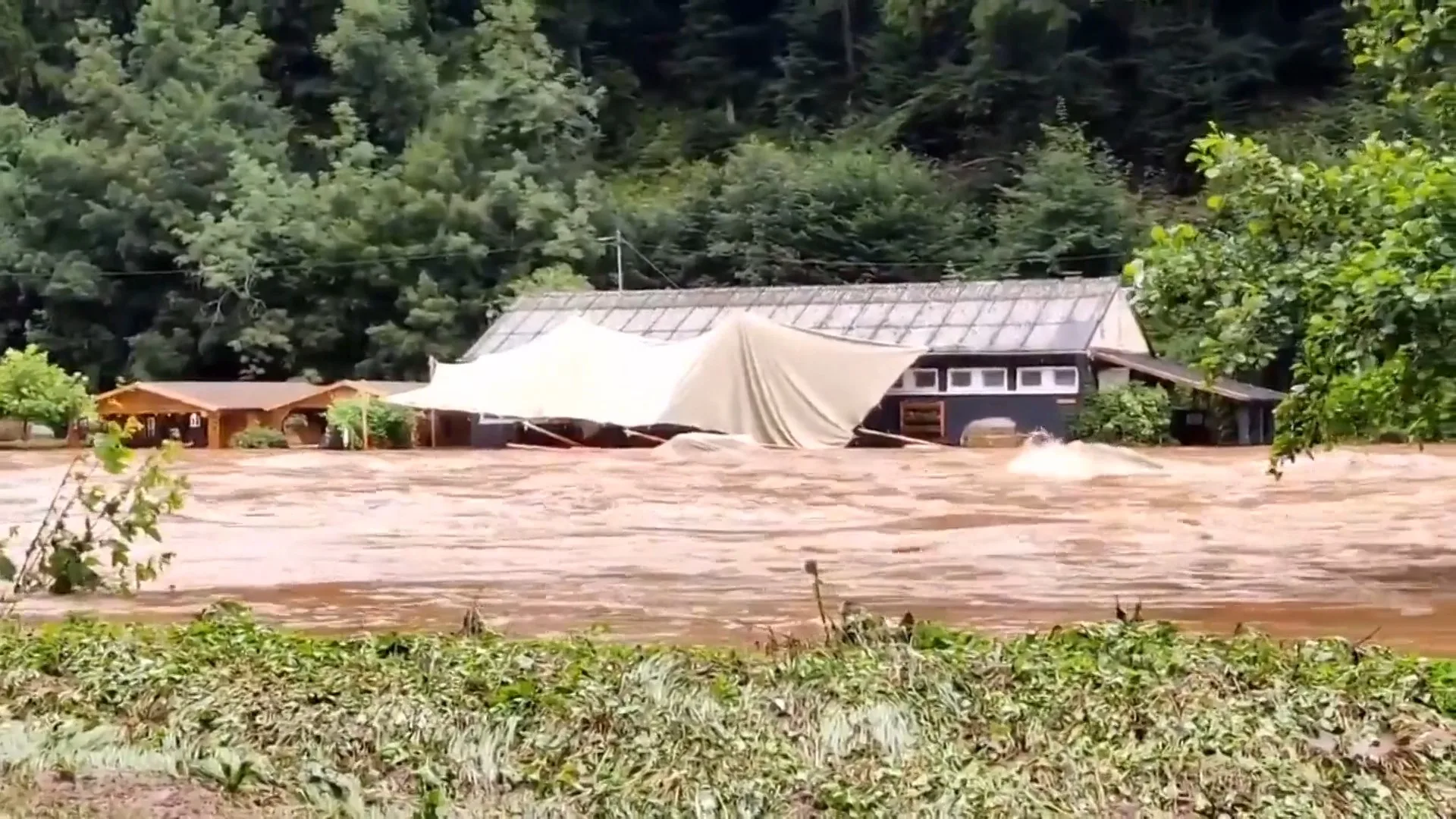 Nederlandse camping in Duitsland volledig verwoest: 'Caravan in een dorp verderop terechtgekomen'