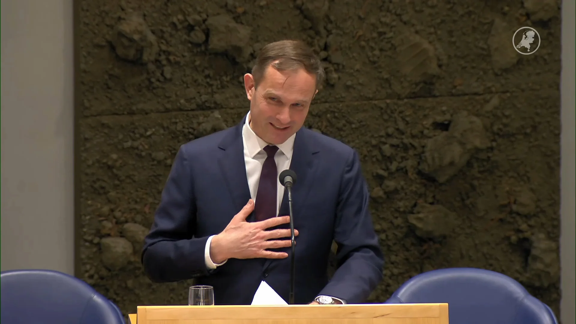 Emoties bij staatssecretarissen in gesprek met moeder pleegmeisje