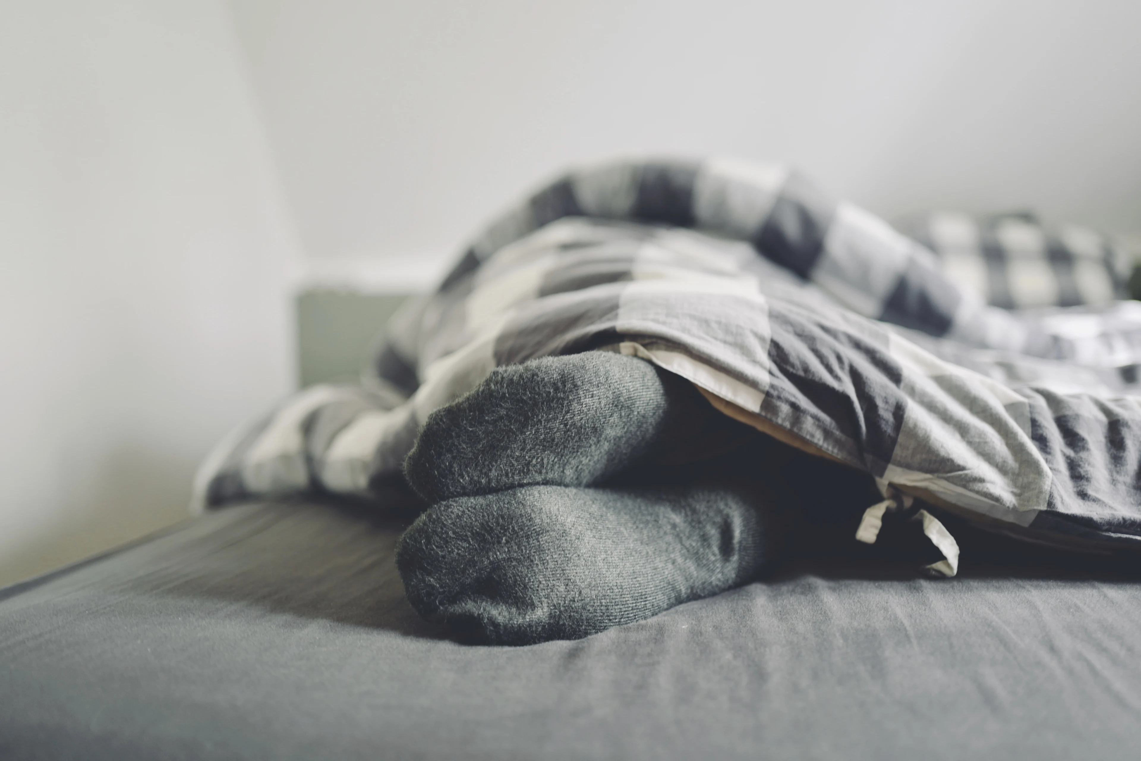 Waarom je jouw vieze sokken beter uit kan doen in bed