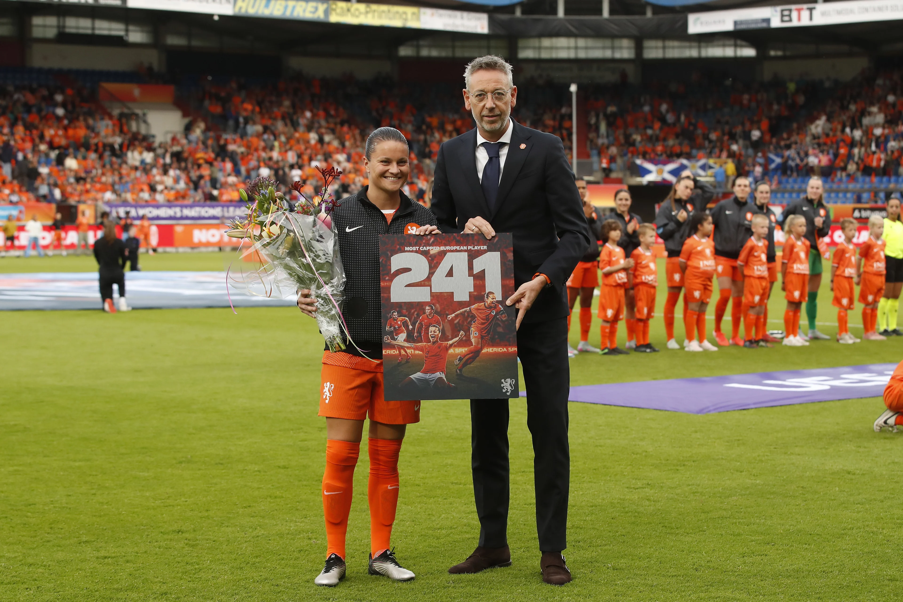 Oranjeleeuwin Sherida Spitse (35) geëerd als recordinternational van Europa