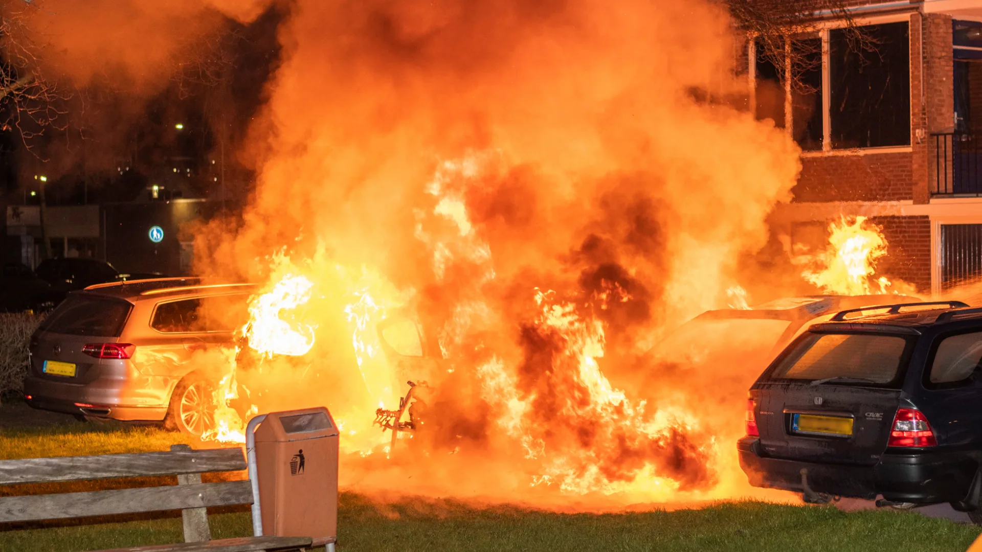 Inferno in Woerden: meerdere auto's in de as gelegd na ontstaan vlammenzee