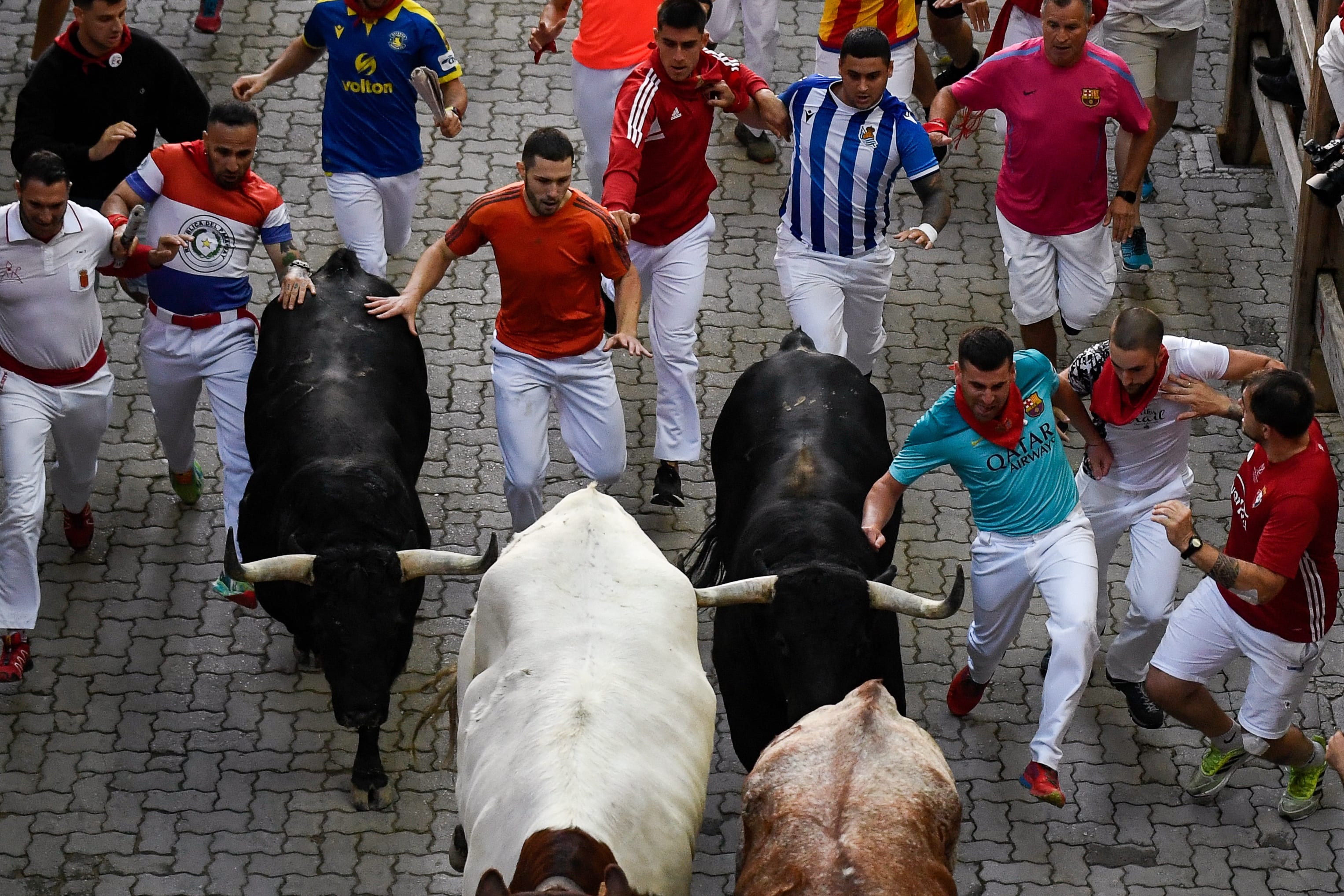 Man wordt doorboord in het kruis tijdens stierenrennen: 'Veel geluk gehad' 