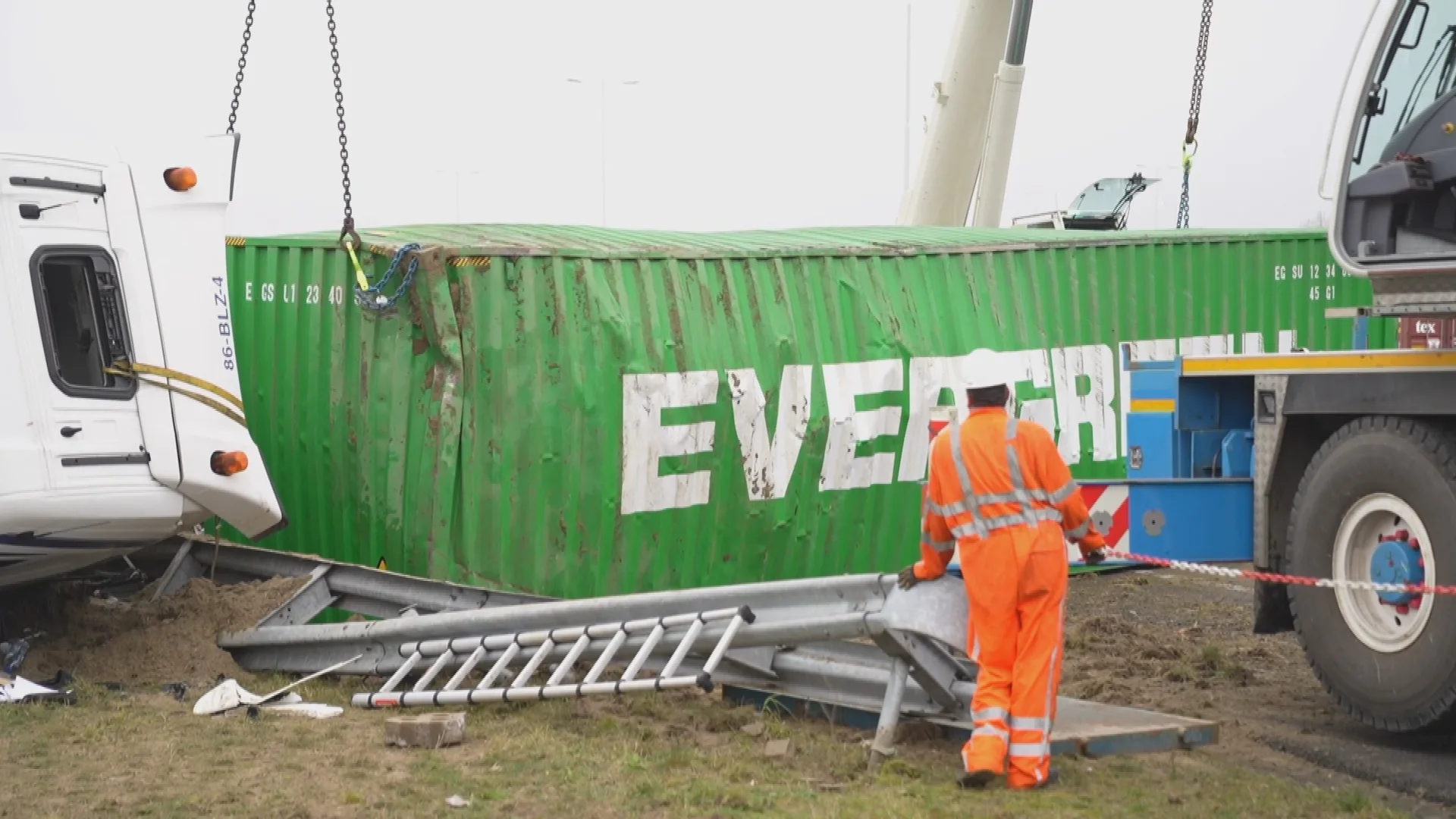 Vrachtwagenchauffeur ontsnapt aan drama na ongeluk A15: 'Engeltje op zijn schouder'