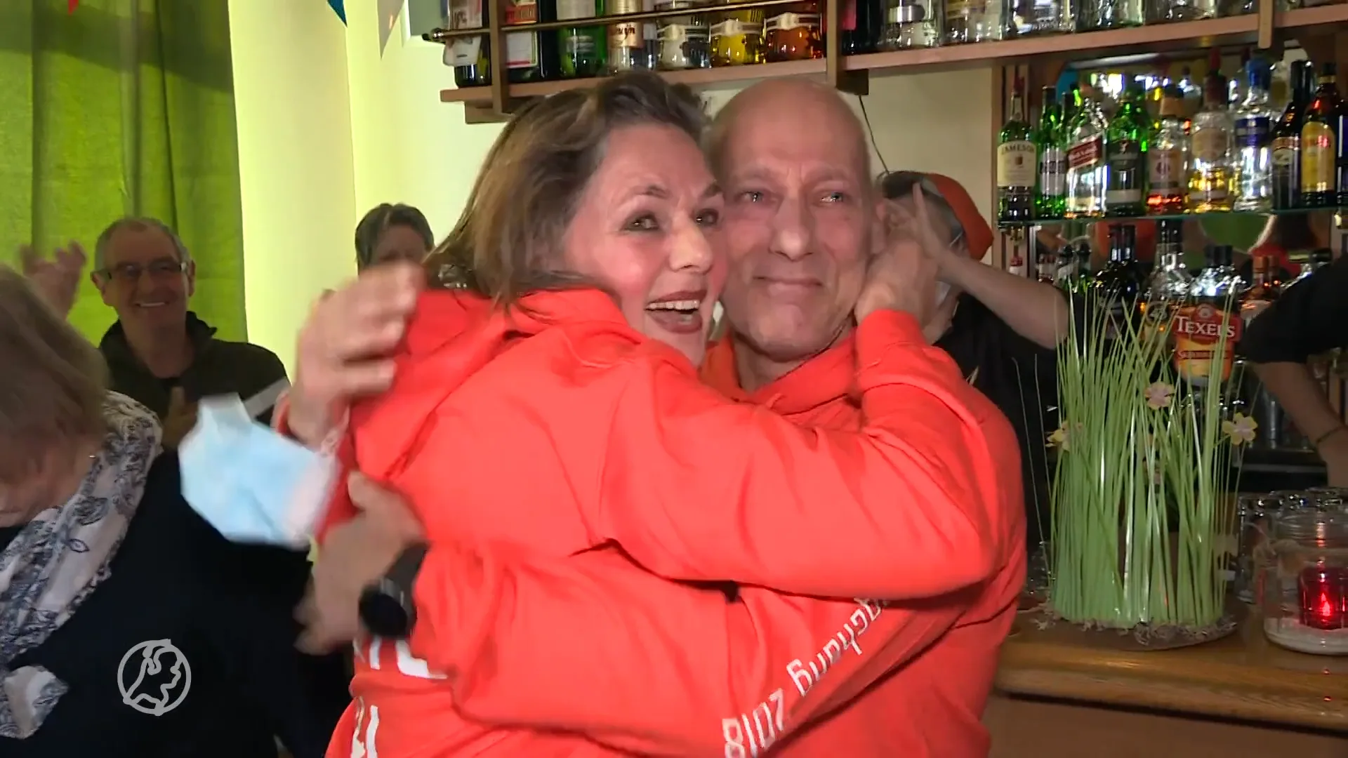 Tranen van geluk bij ouders Kjeld Nuis na gouden race: 'Als moeder kun je niet trotser zijn'