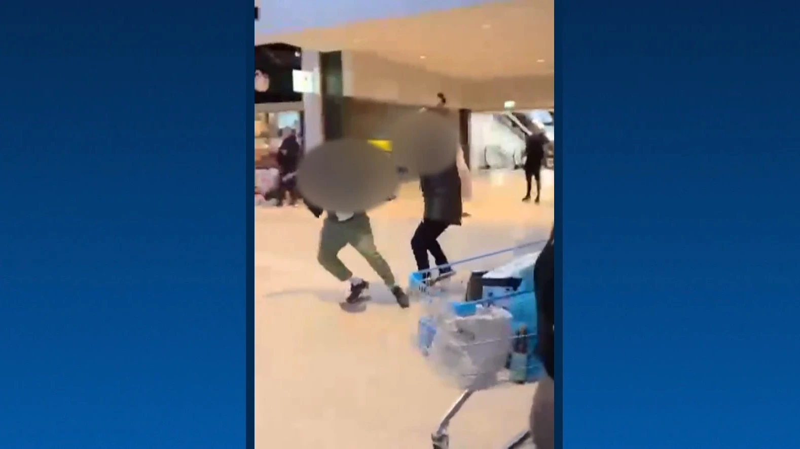 Man valt iemand aan met bijl in supermarkt Nijmegen, slachtoffer gewond