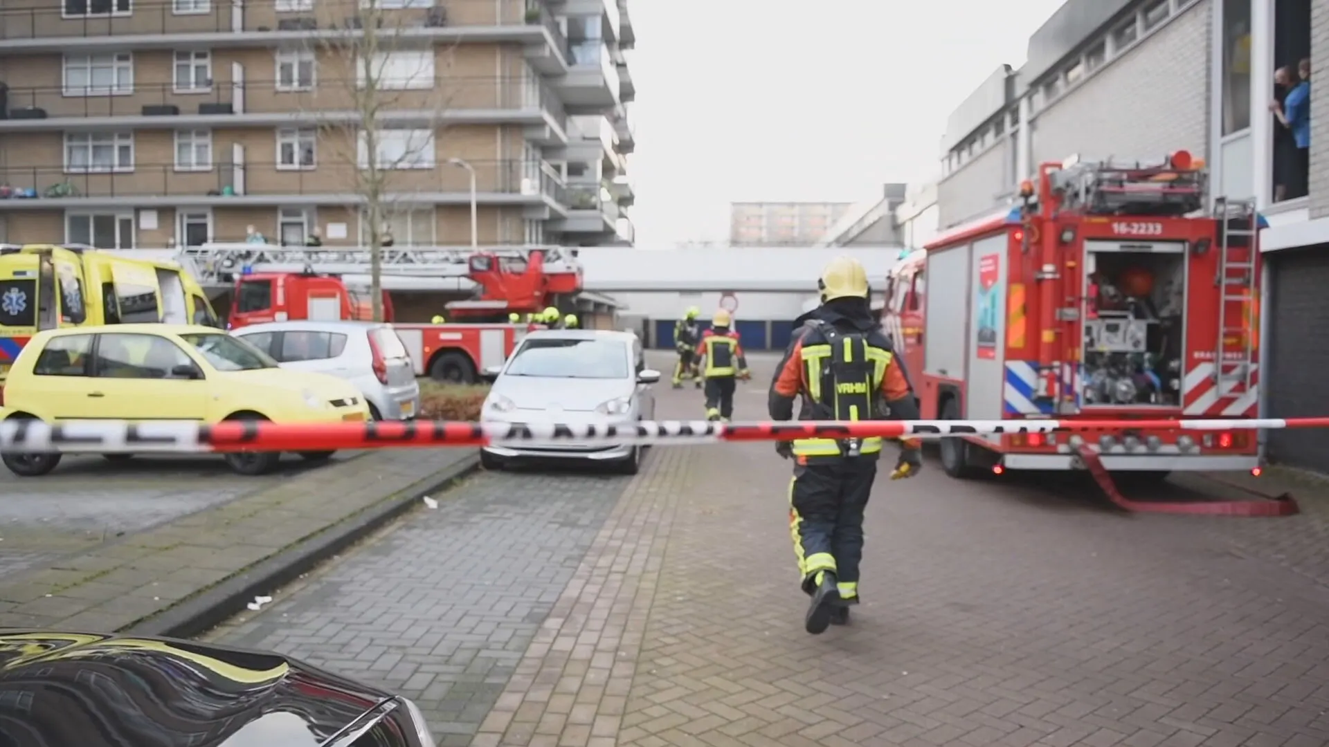 Bewoner zwaargewond geraakt door vuurwerkbom in flat Alphen, man aangehouden