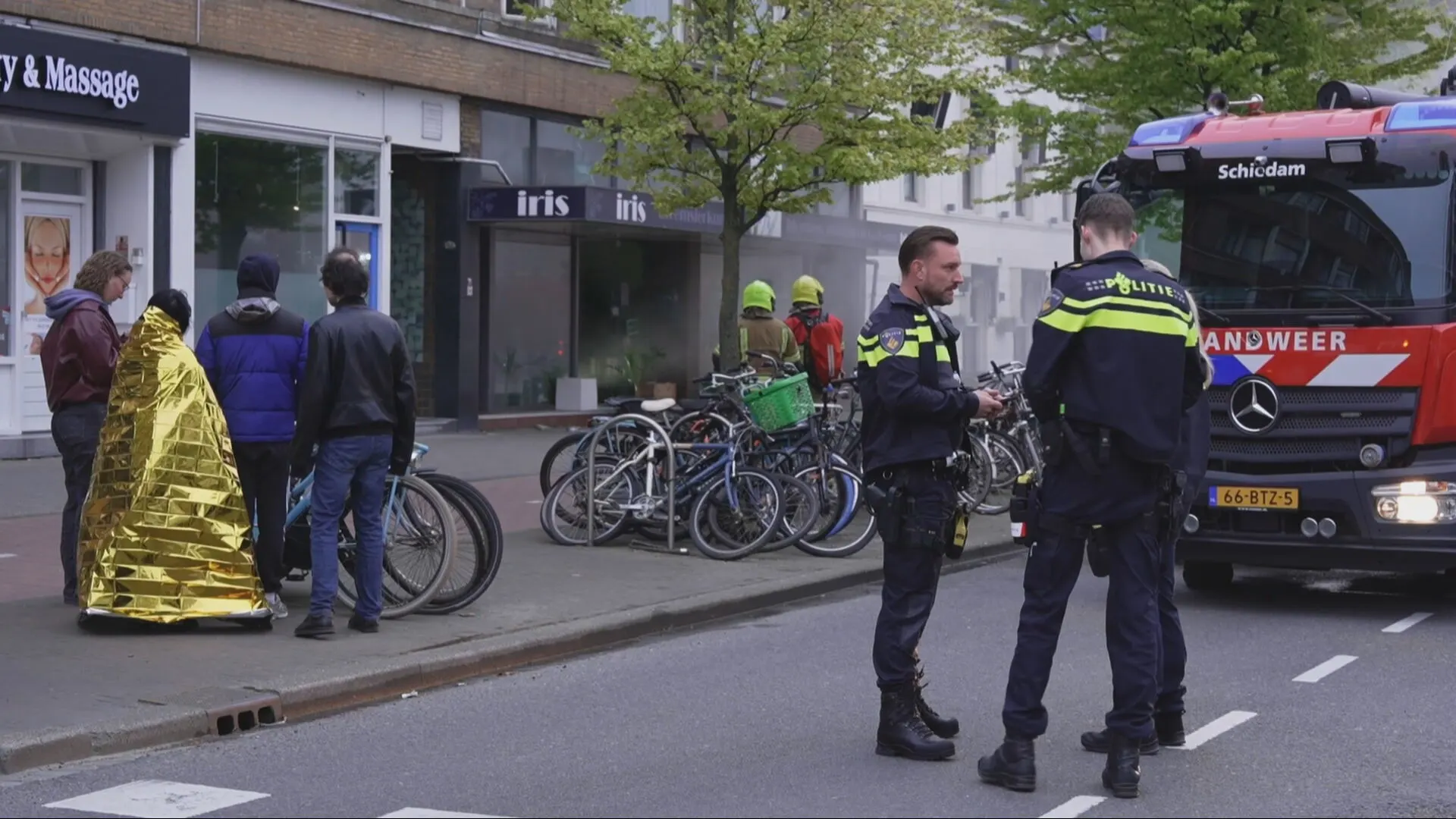 Grote brand in bloemenwinkel Schiedam: meerdere woningen ontruimd