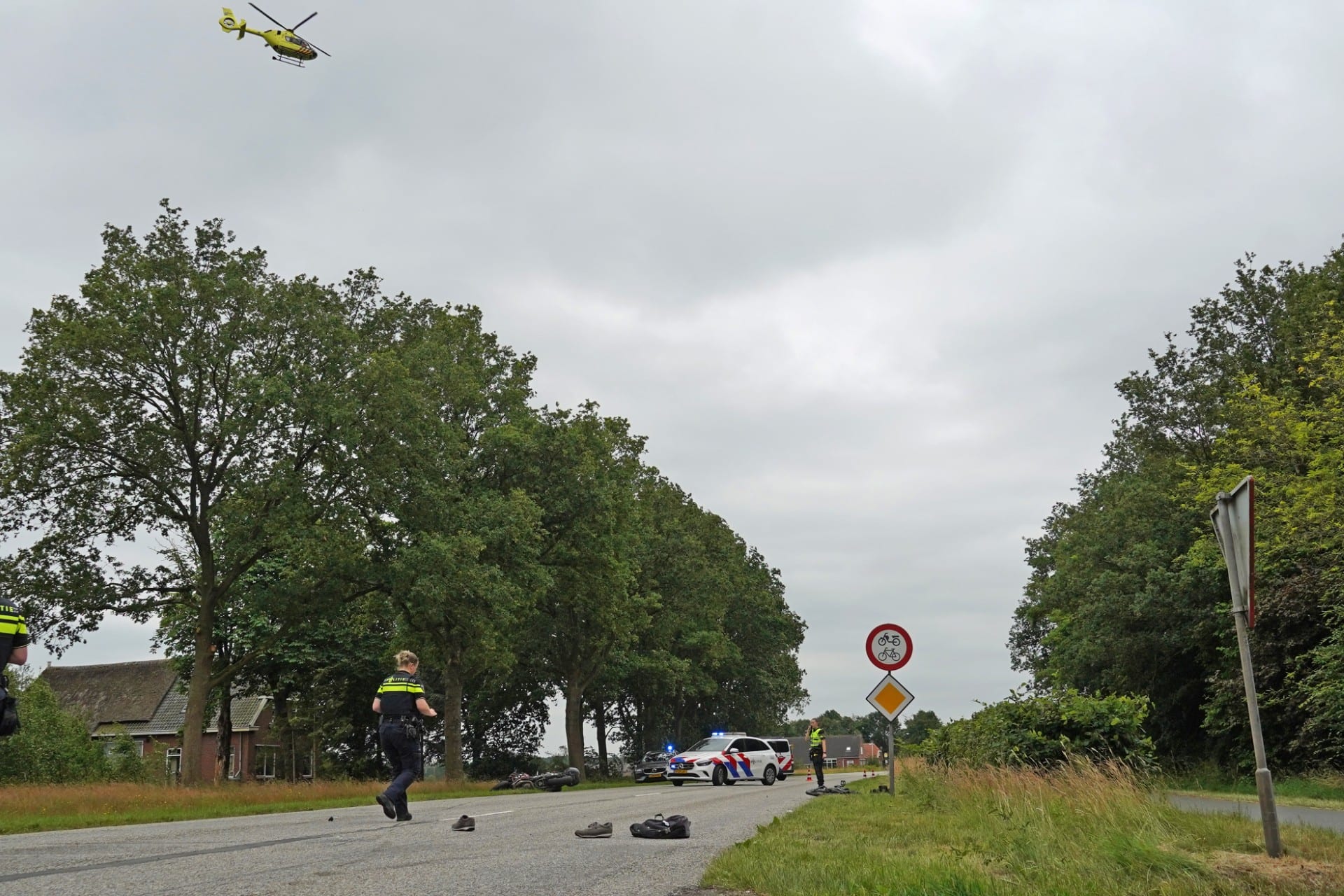 Fietser zeer ernstig gewond na botsing met motor in Hooghalen